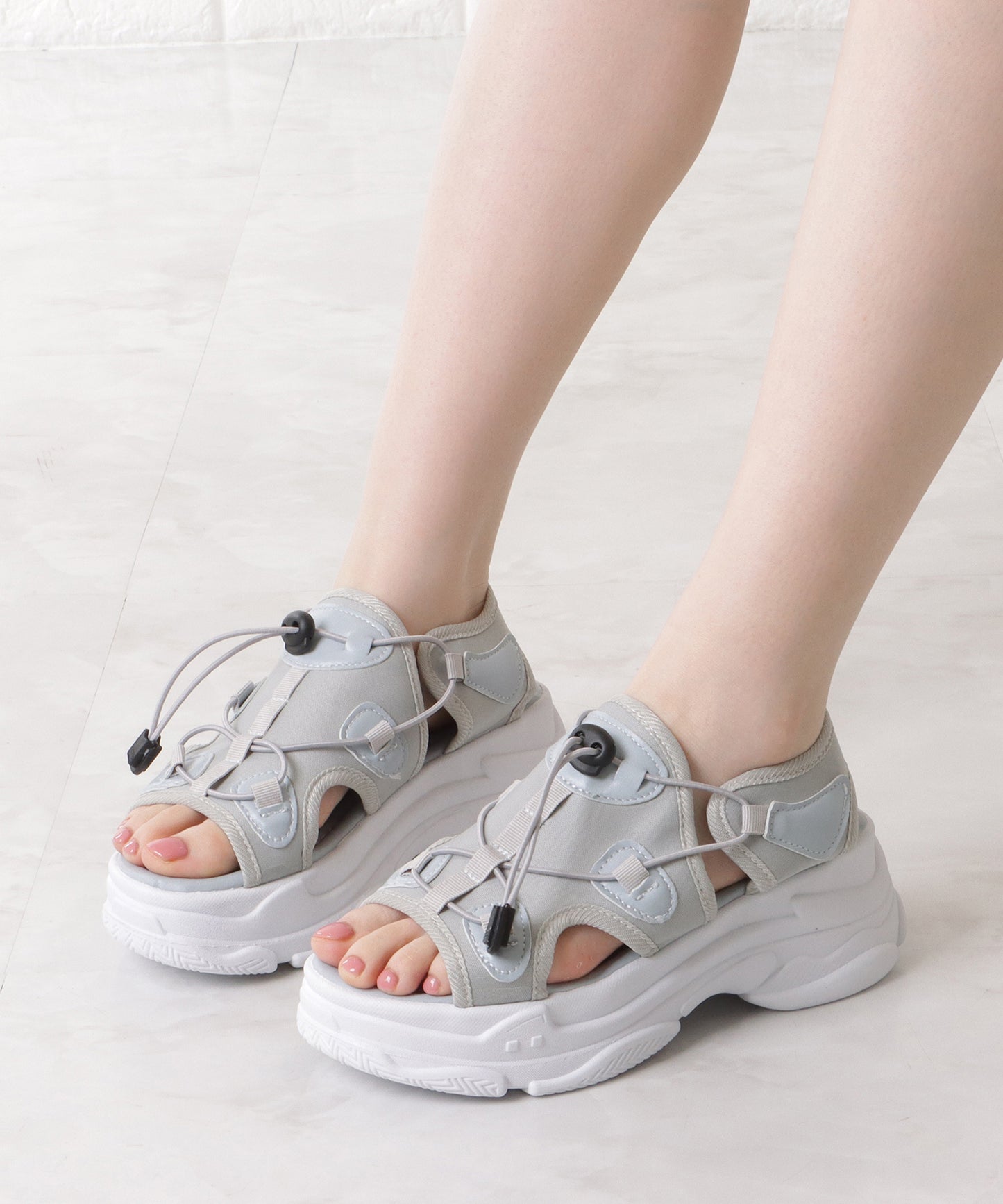 ナローストラップ付き厚底スニーカーサンダル