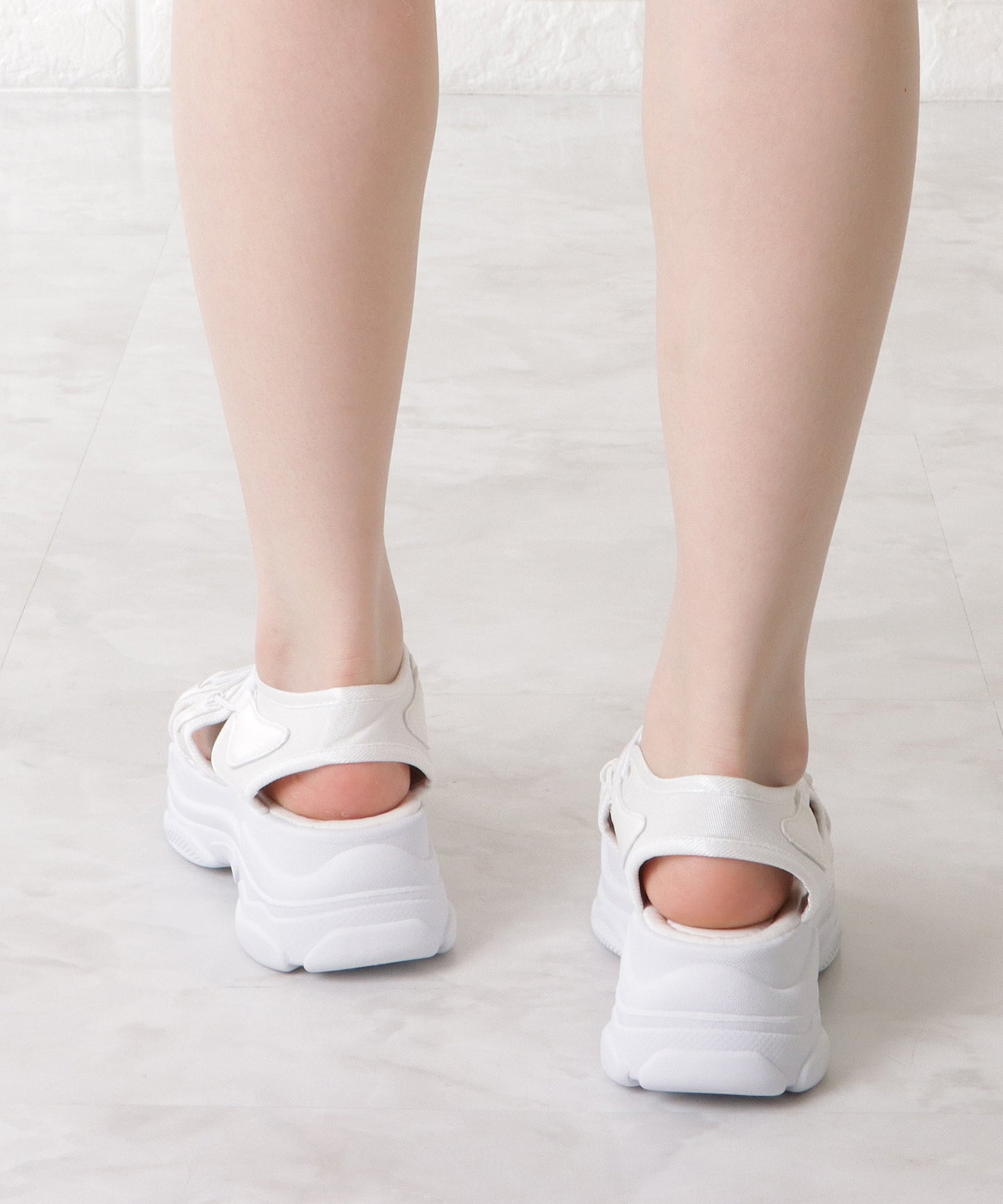 ナローストラップ付き厚底スニーカーサンダル