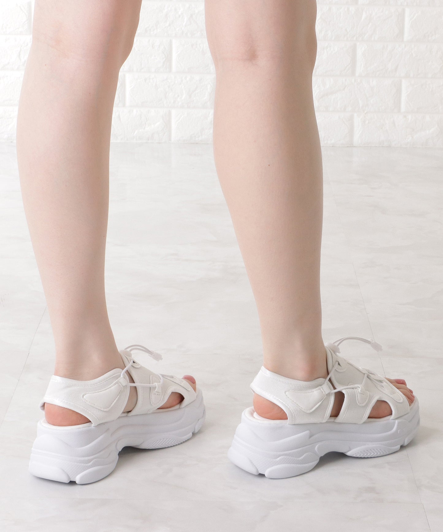 ナローストラップ付き厚底スニーカーサンダル