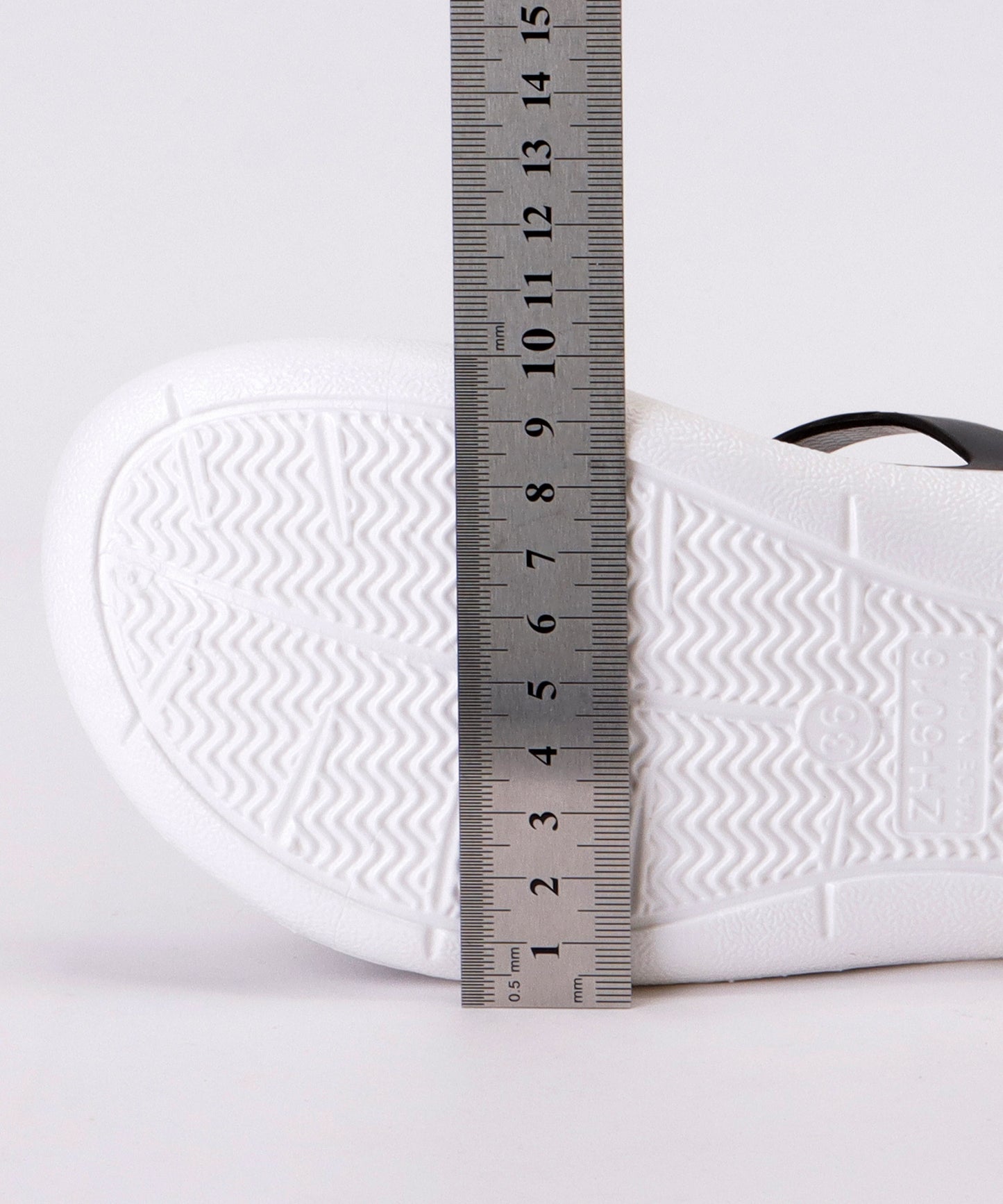 スリー ストラップ ラウンド コンフォート サンダル