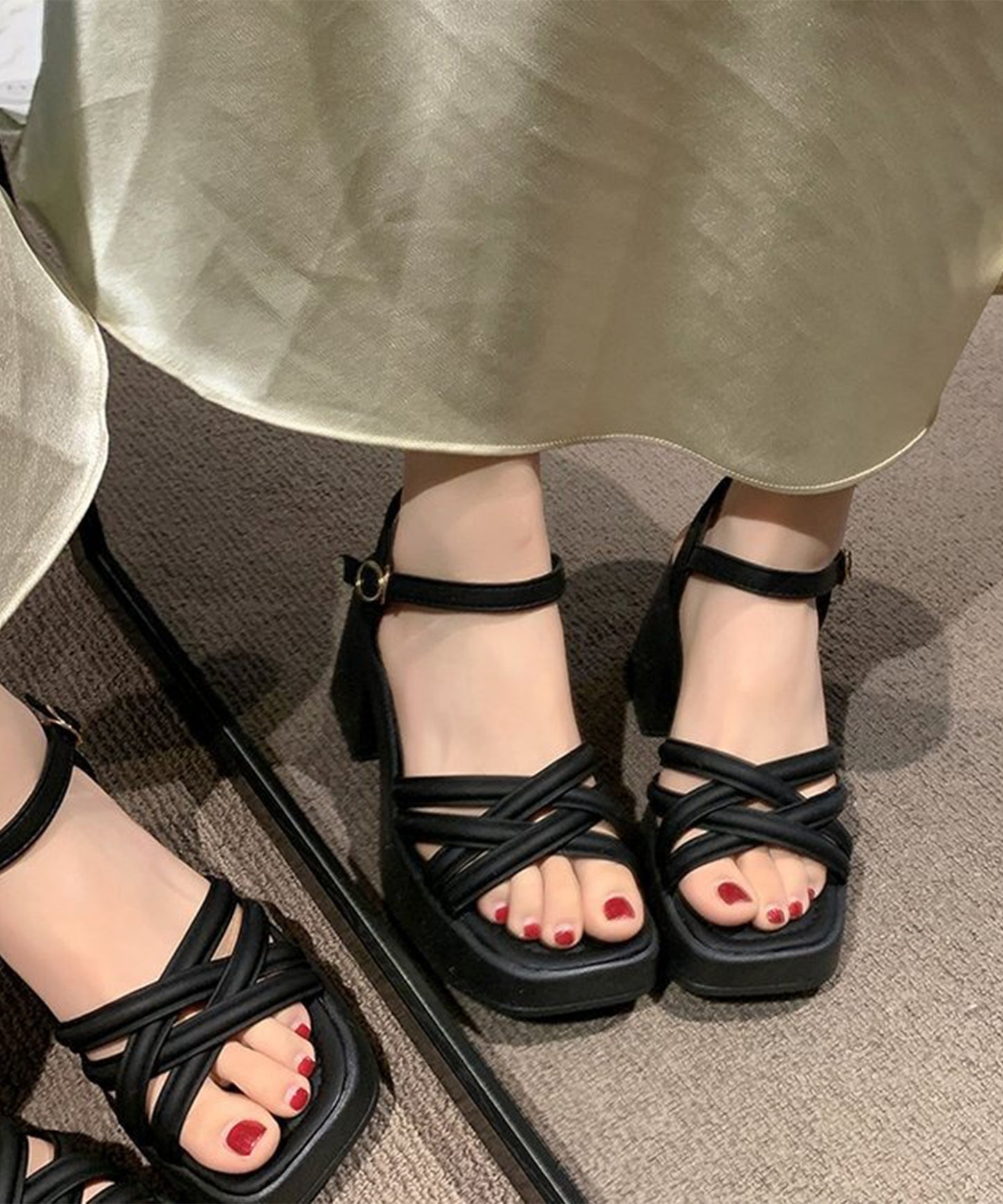 レザー調 クロス ストラップ プラットフォーム 厚底 太ヒール サンダル