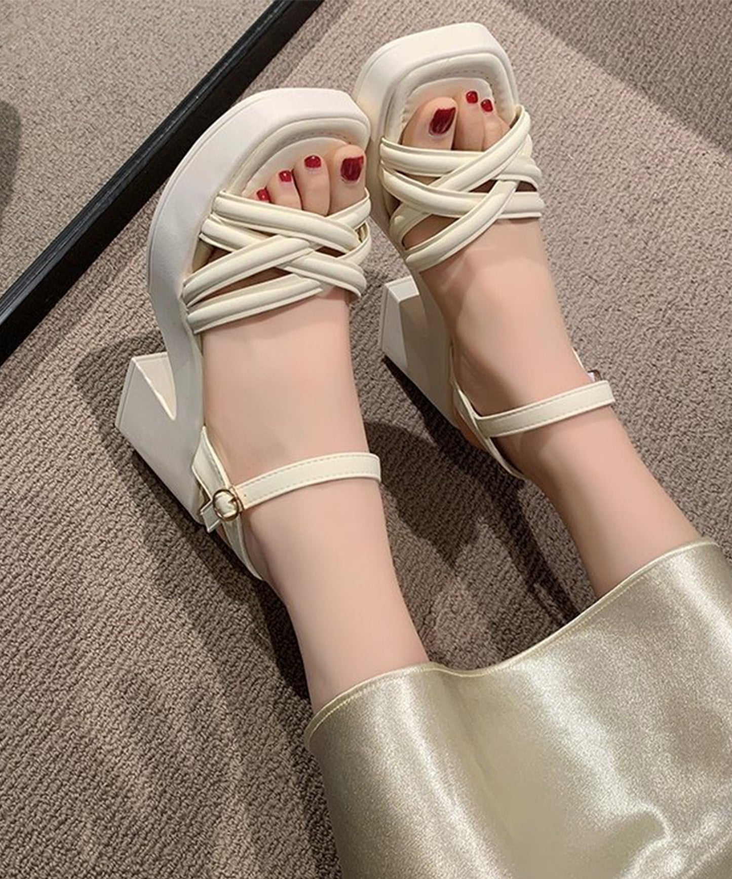 レザー調 クロス ストラップ プラットフォーム 厚底 太ヒール サンダル