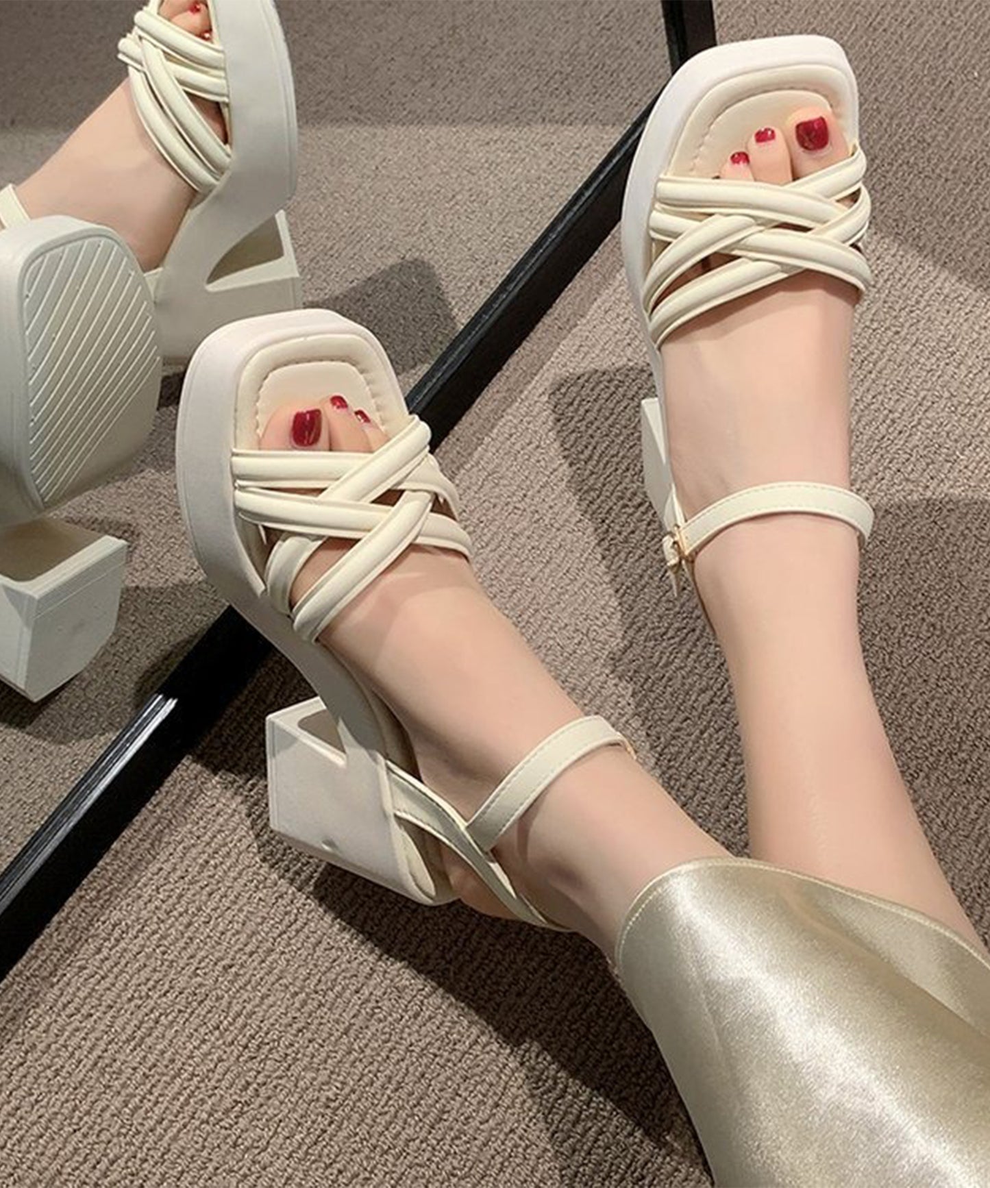 レザー調 クロス ストラップ プラットフォーム 厚底 太ヒール サンダル