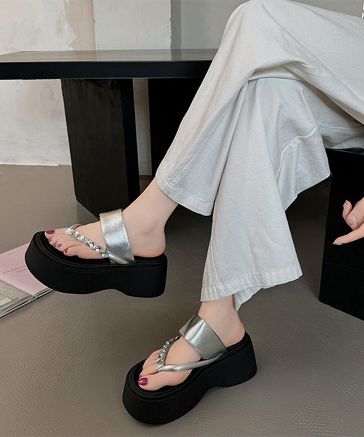 レザー調 ビジュー ストラップ 厚底 トング サンダル