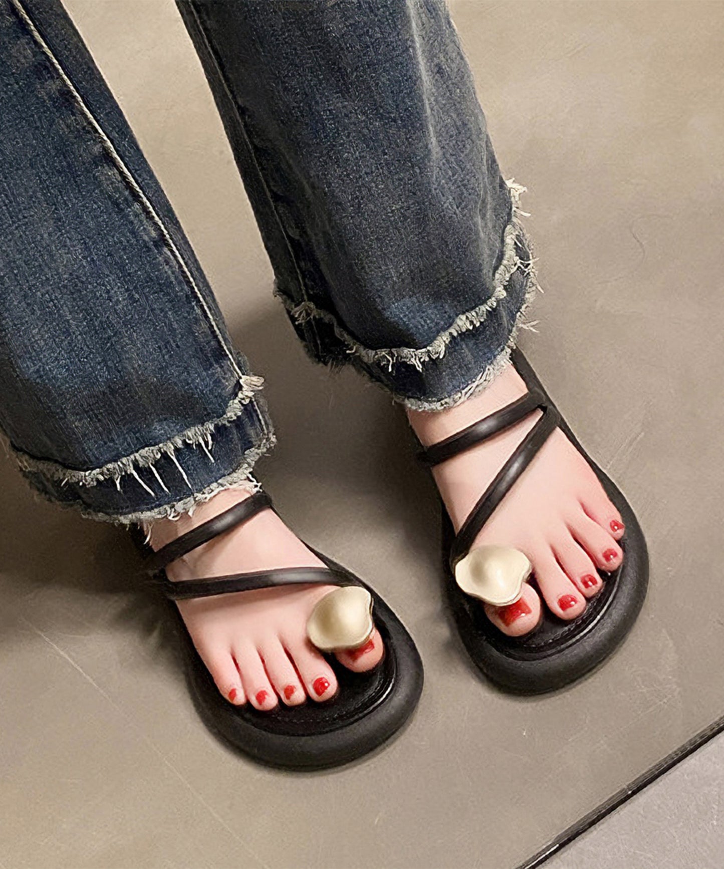 レザー調 メタル モチーフ ストラップ トング サンダル