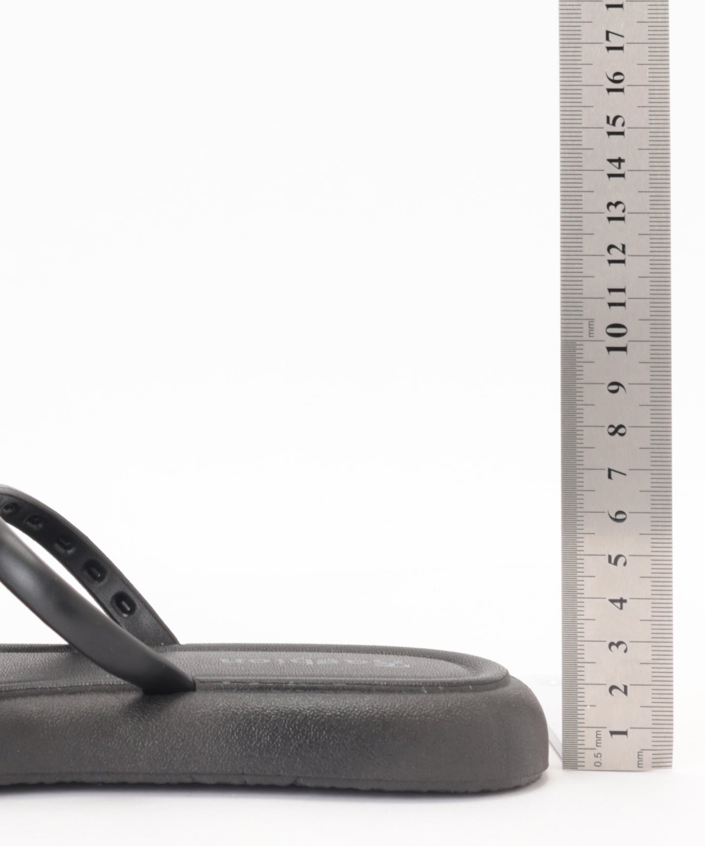 レザー調 メタル モチーフ ストラップ トング サンダル