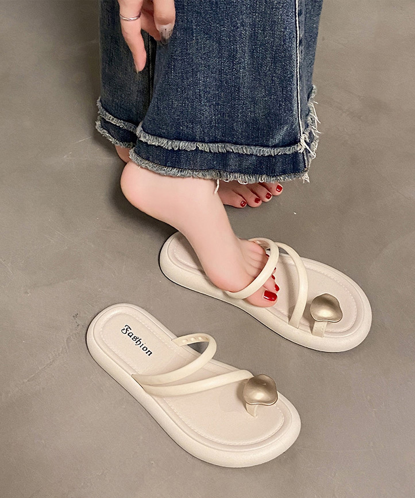 レザー調 メタル モチーフ ストラップ トング サンダル