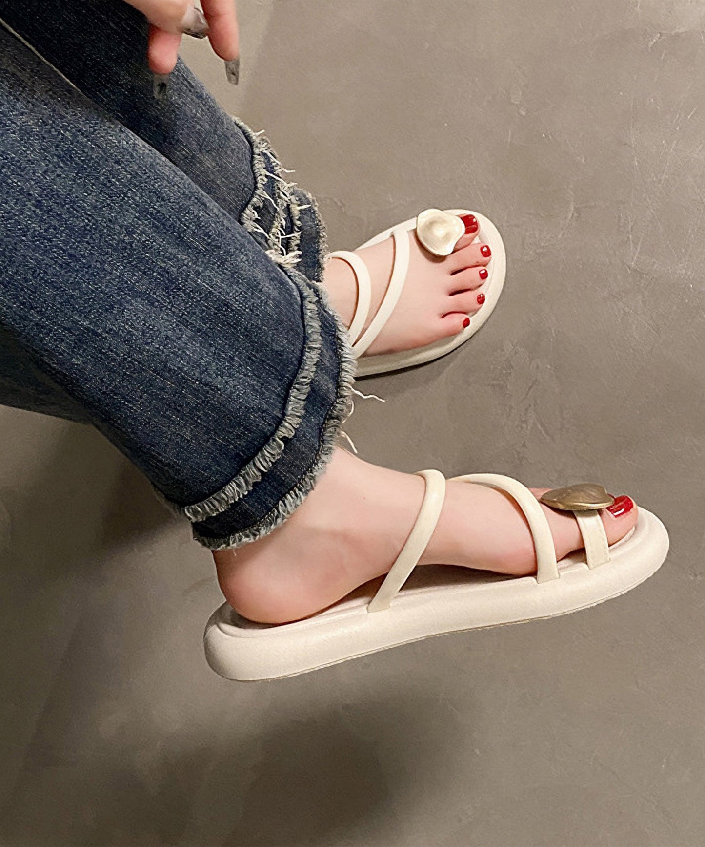 レザー調 メタル モチーフ ストラップ トング サンダル