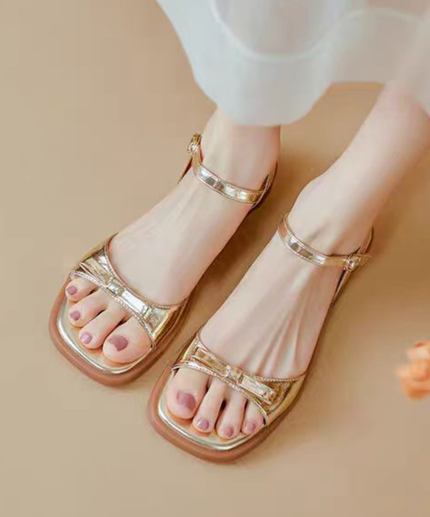 リボン メタリック スクエアトゥ バックストラップ付き サンダル