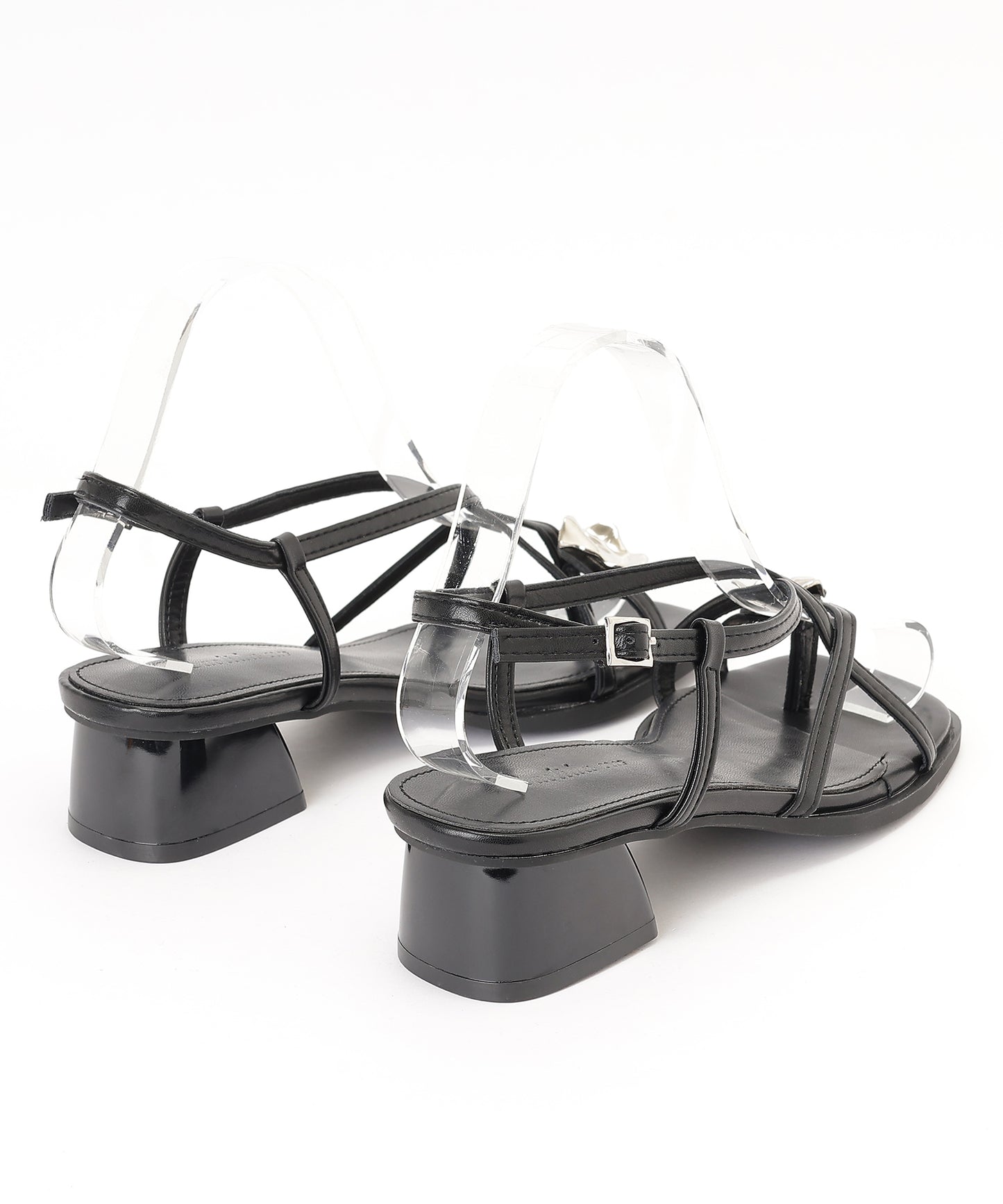 レザー調 メタルモチーフ クロスストラップ 親指トング サンダル