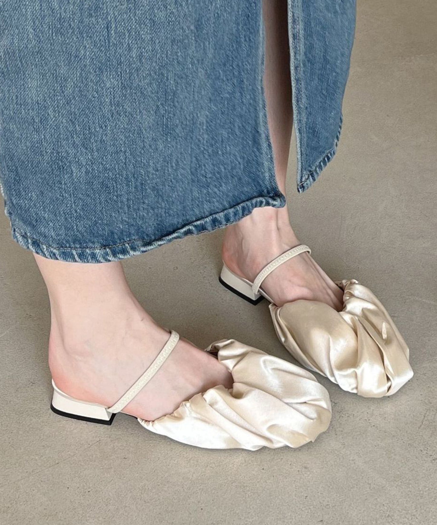 ラウンドトゥ ギャザー アンクルストラップ付き フラット ミュール