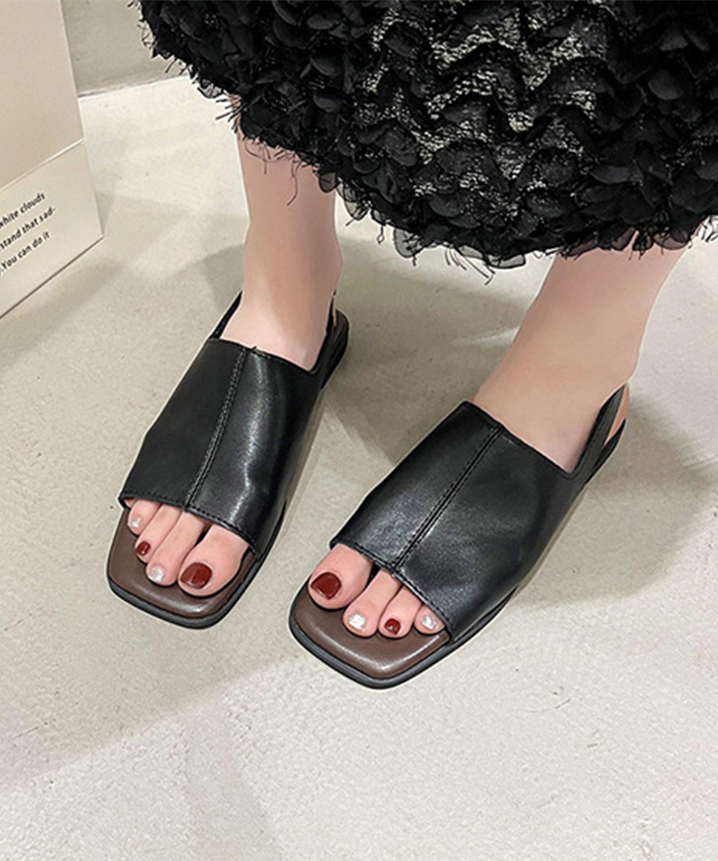 スクエアトゥ フロントステッチ バックストラップ付き フラット サンダル