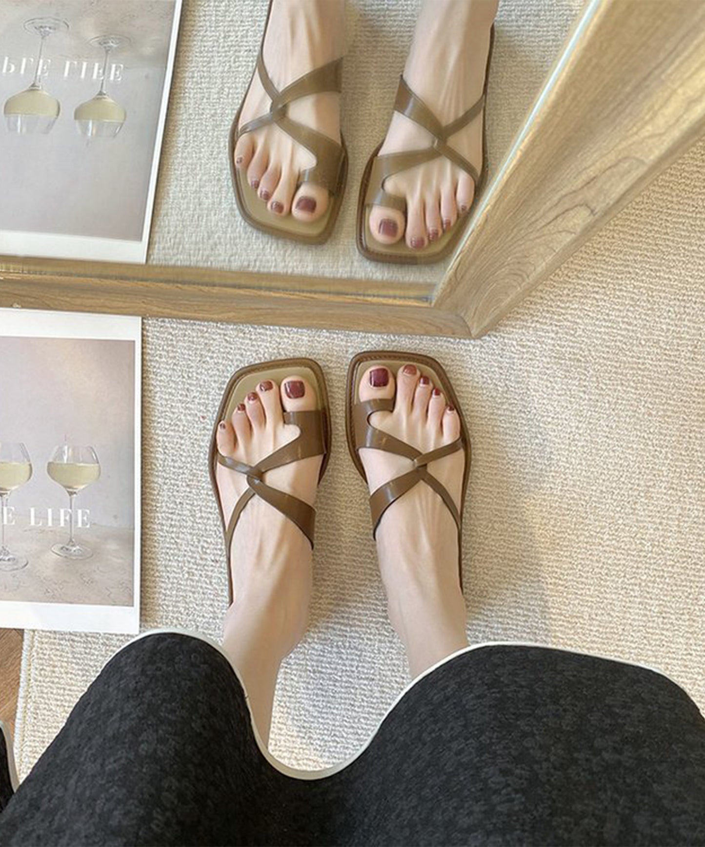 ツイスト ストラップ スクエアトゥ 親指トング フラット サンダル