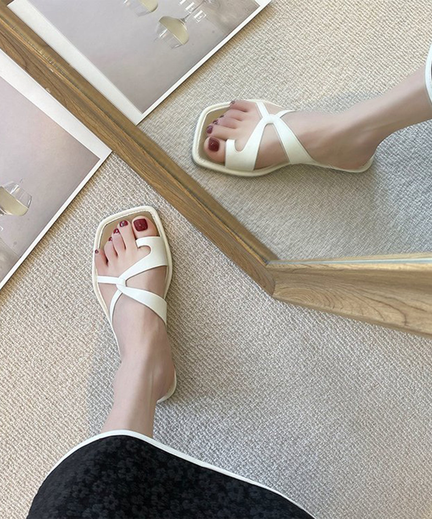 ツイスト ストラップ スクエアトゥ 親指トング フラット サンダル