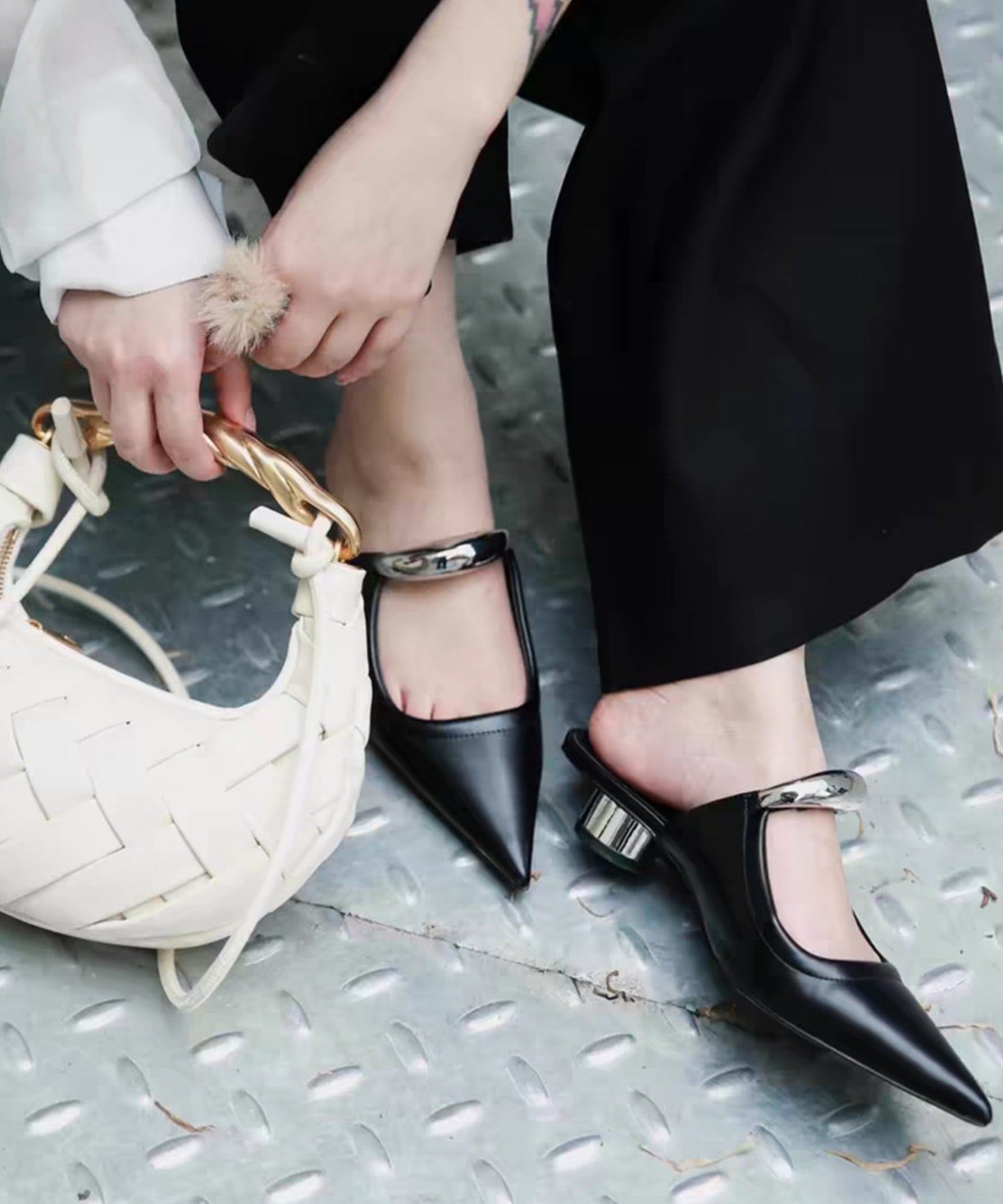 ゴールド メタル ストラップ ポインテッドトゥ ミュール ヒール サンダル