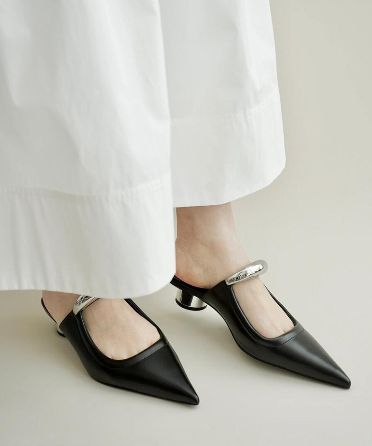 ゴールド メタル ストラップ ポインテッドトゥ ミュール ヒール サンダル