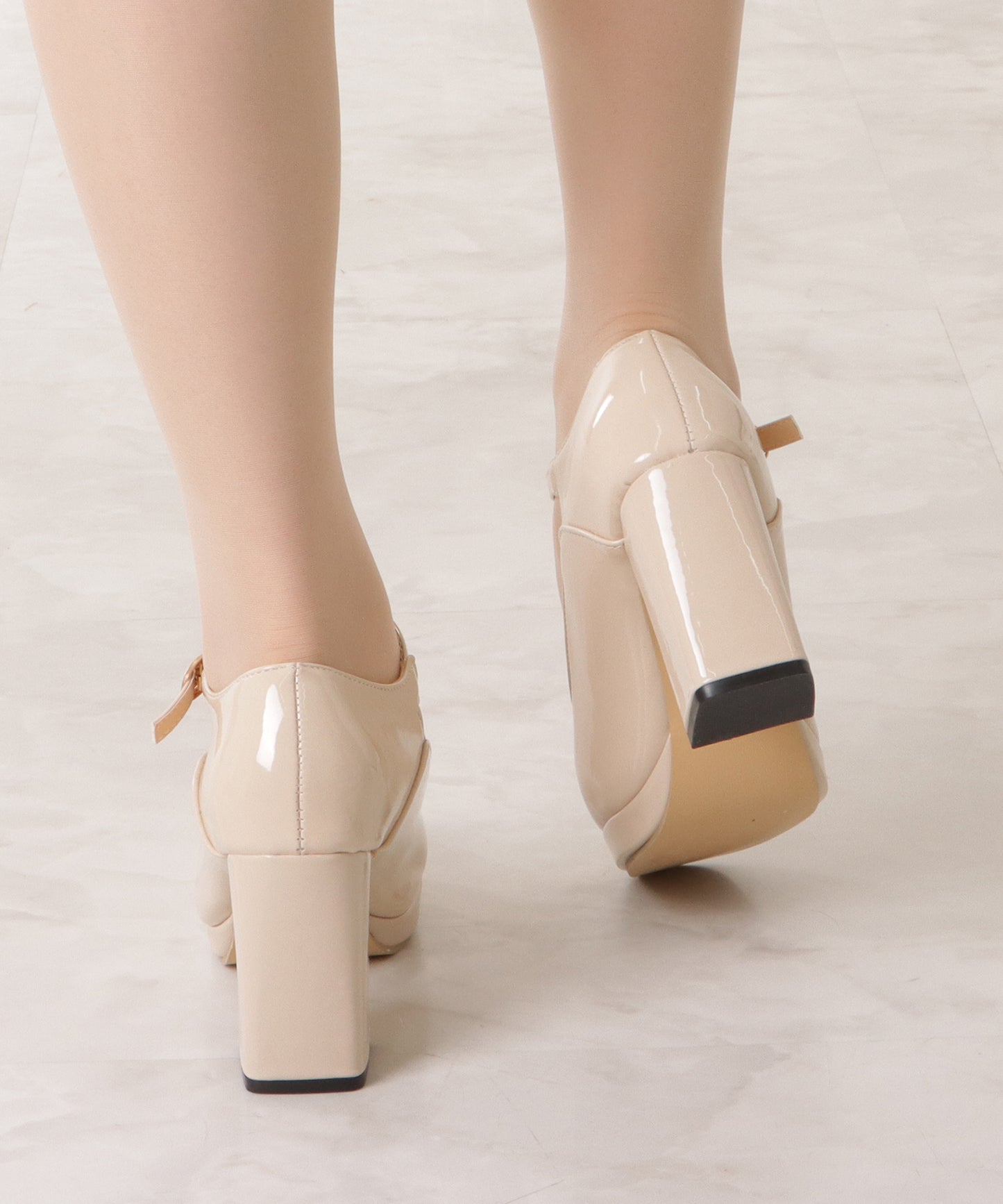 エナメルストラップハイヒールパンプス