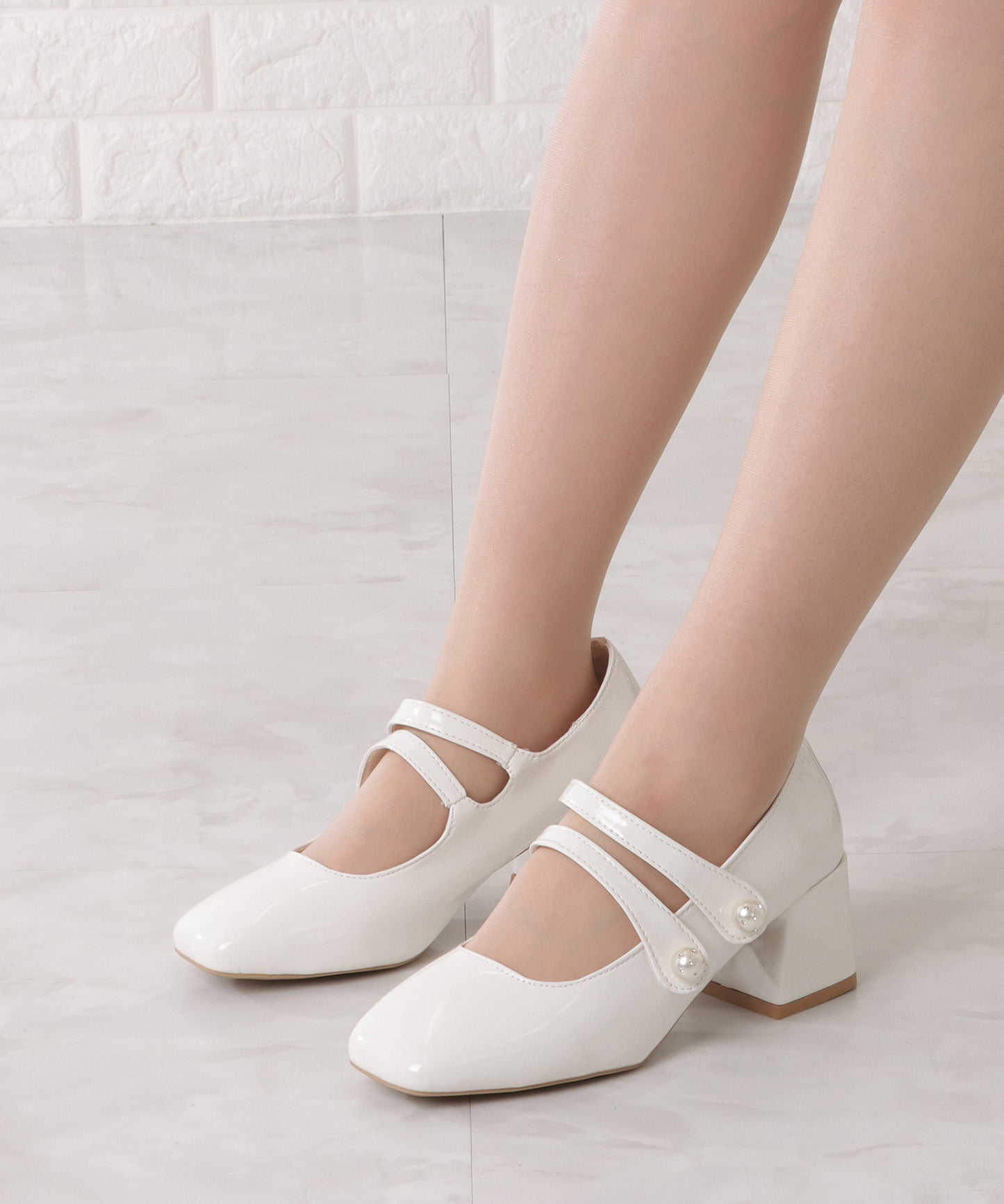 ダブルストラップエナメルパンプス