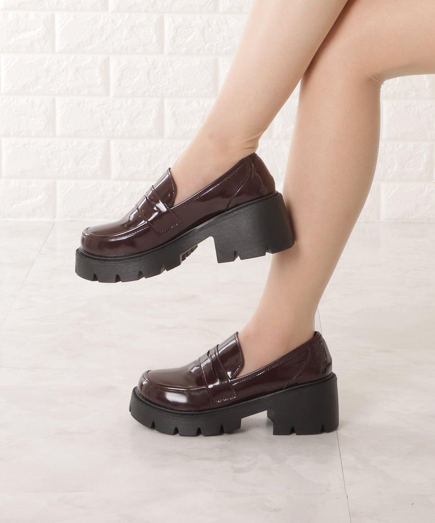 厚底エナメルローファー