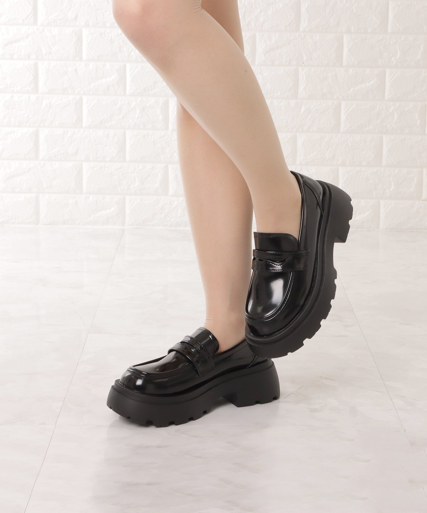 厚底エナメルコインローファー
