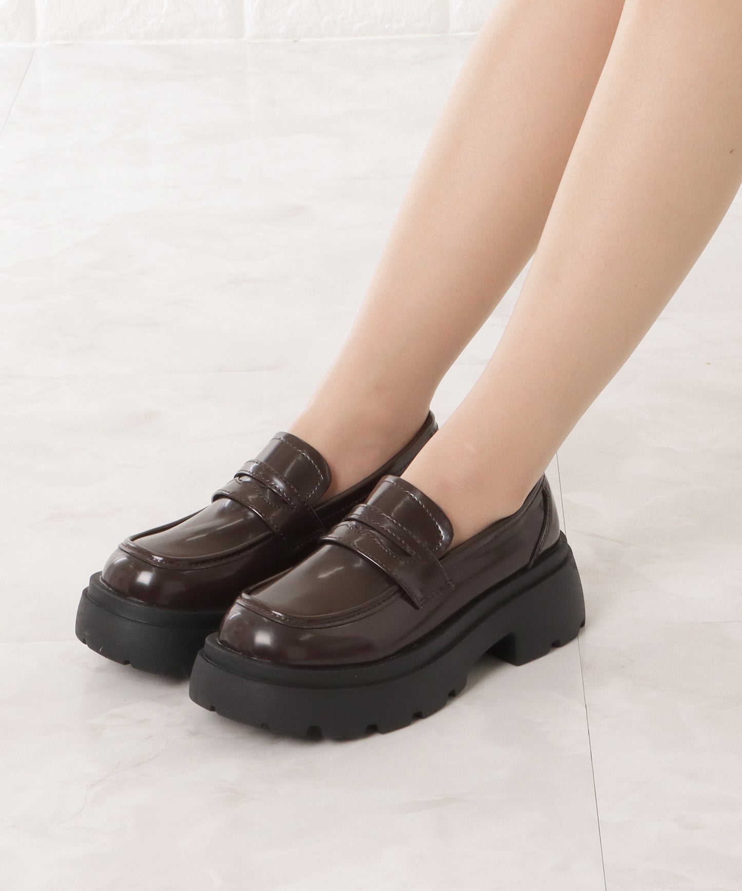 厚底エナメルコインローファー