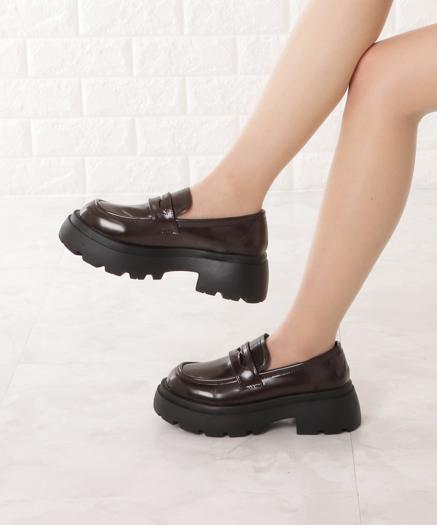 厚底エナメルコインローファー