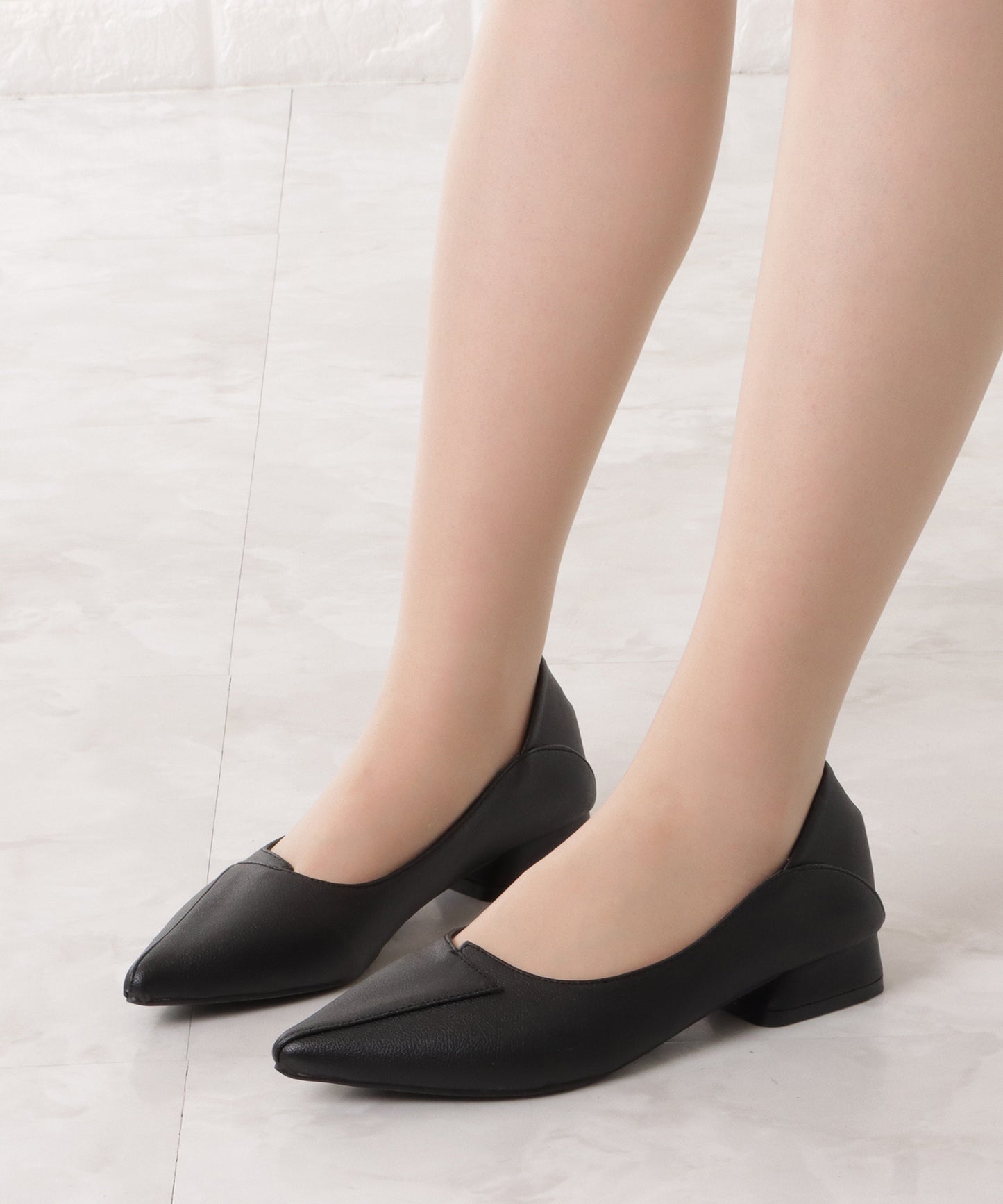 レザー調レイヤードローヒールパンプス