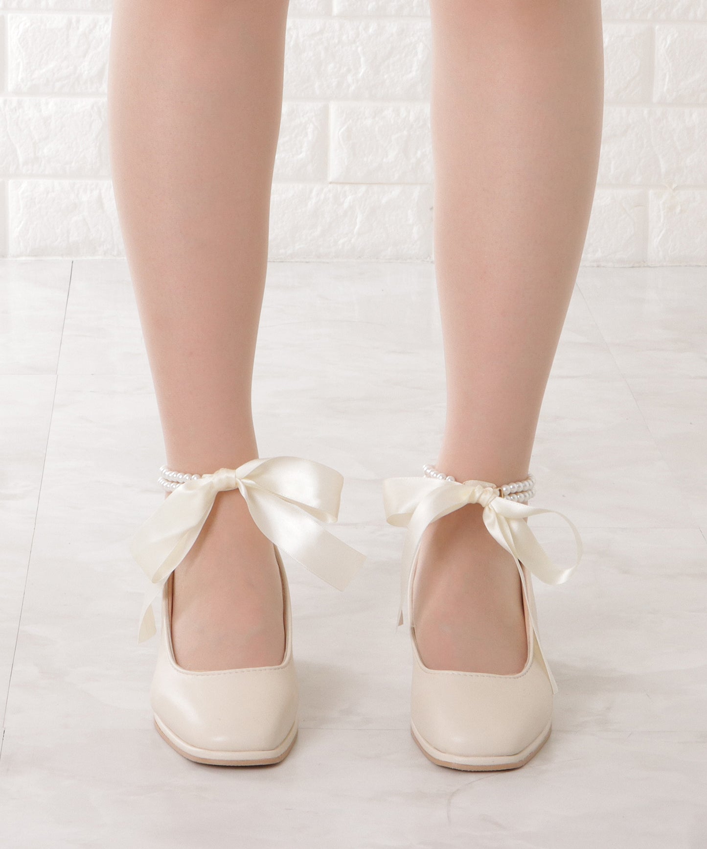 パールストラップチャンキーヒールパンプス