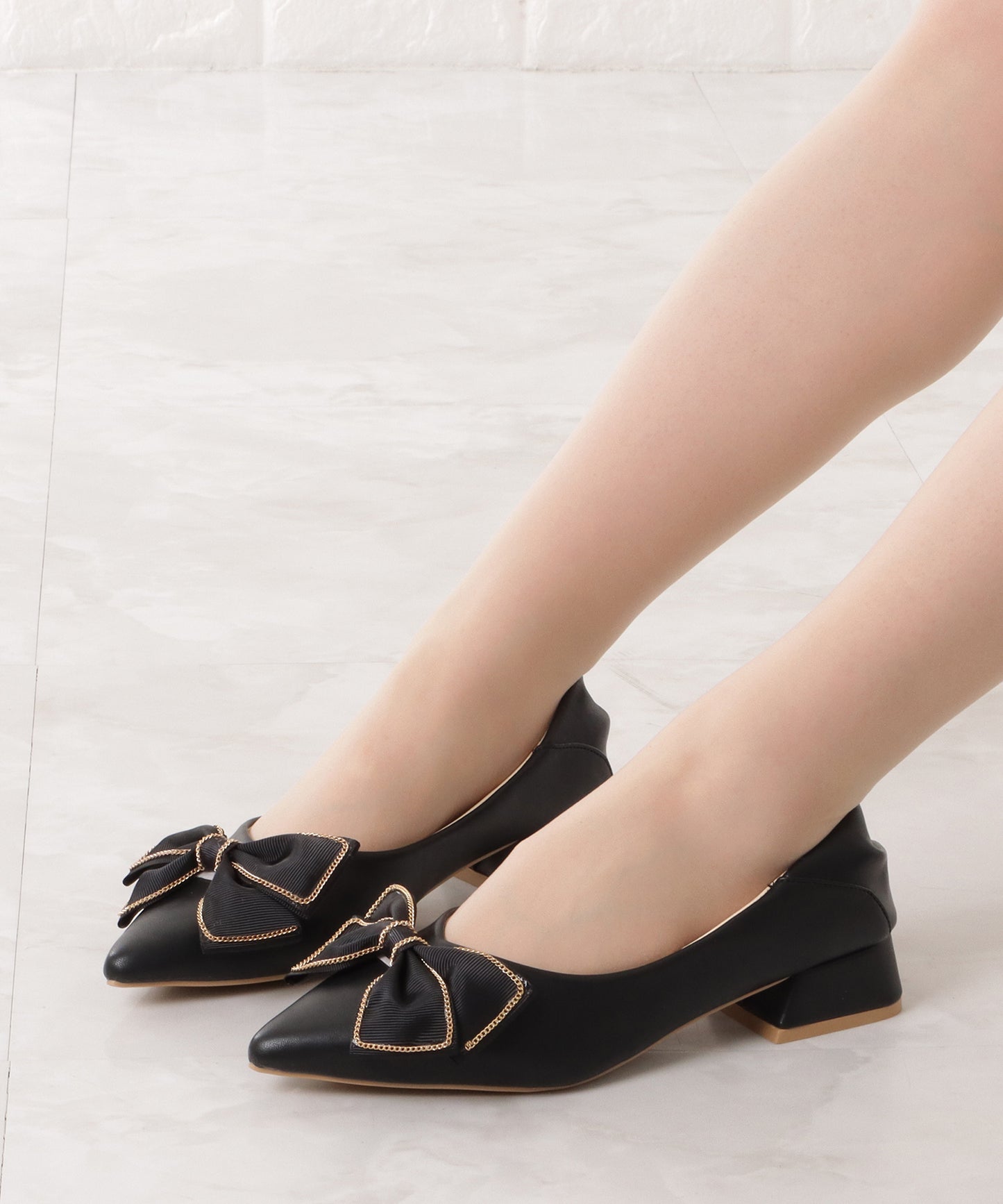サテンリボン付きポインテッドパンプス