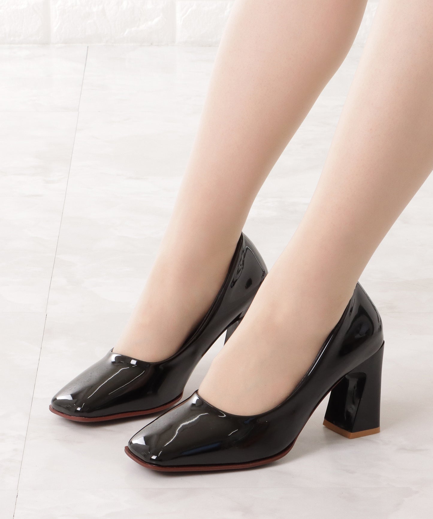 エナメル調ボリュームヒールスクエアパンプス
