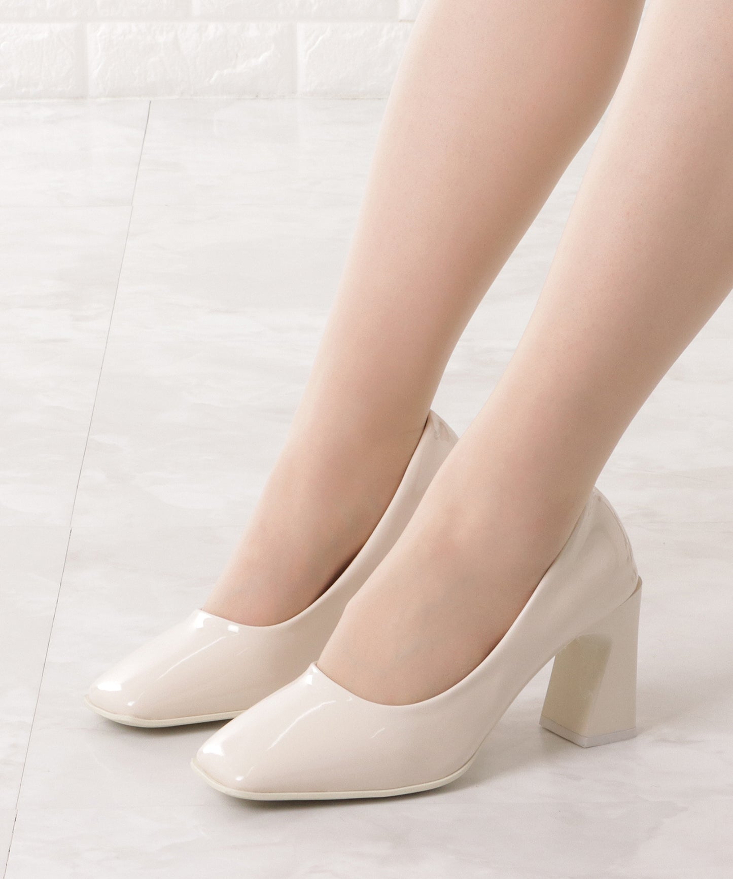 エナメル調ボリュームヒールスクエアパンプス