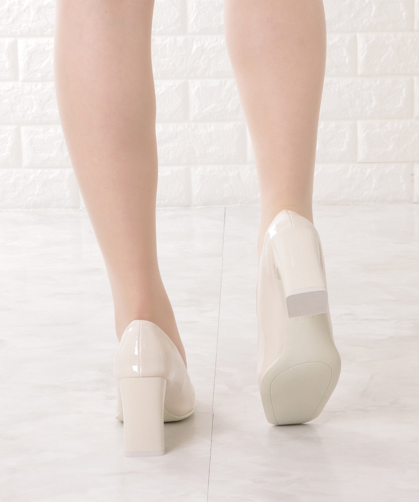 エナメル調ボリュームヒールスクエアパンプス