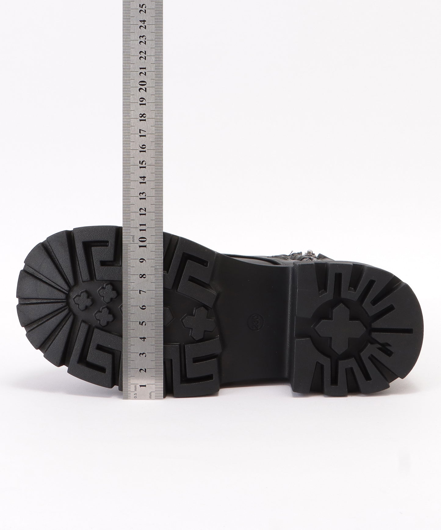 ベルト付き厚底レースアップブーツ