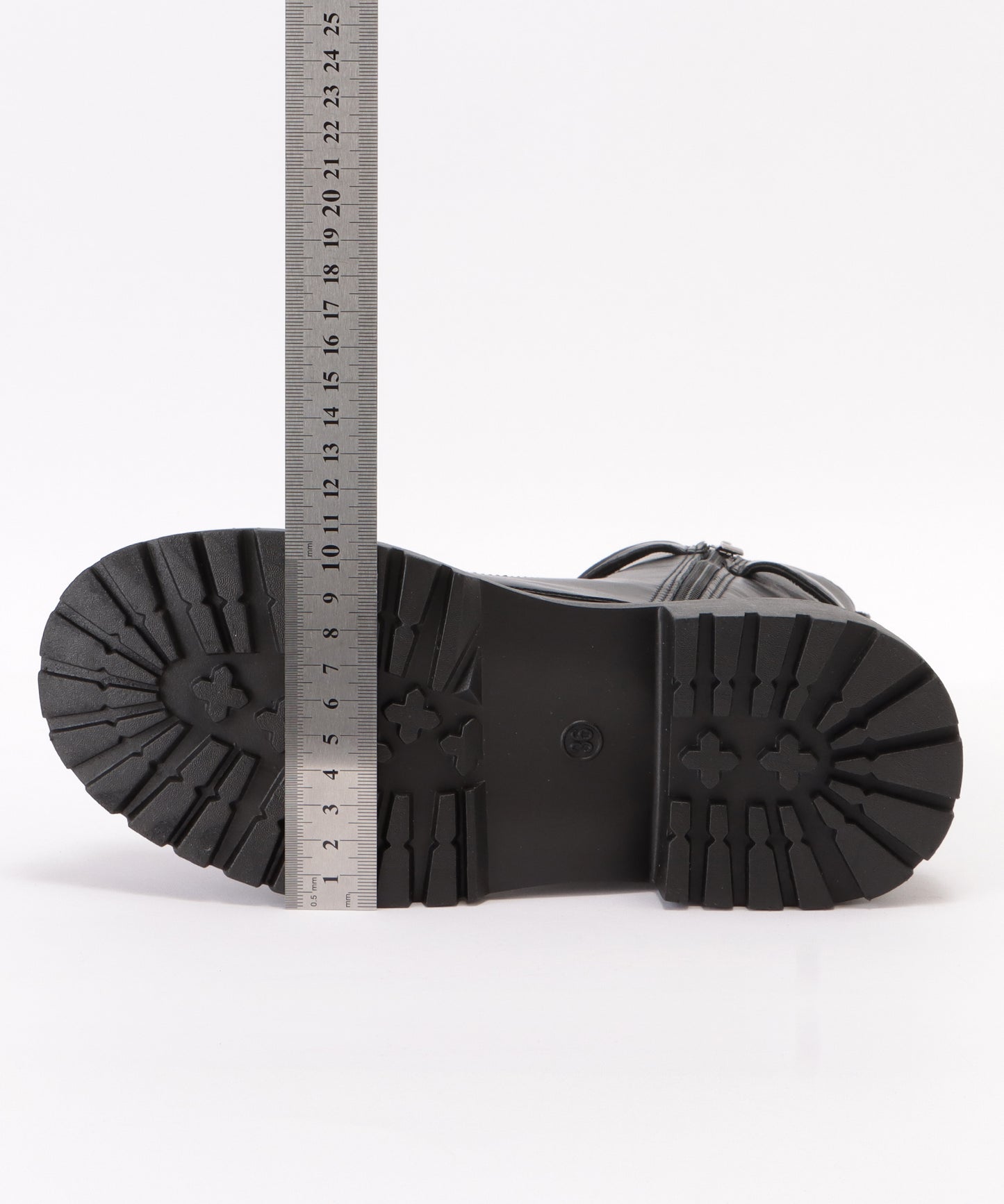 レザー調べルト付きレースアップブーツ