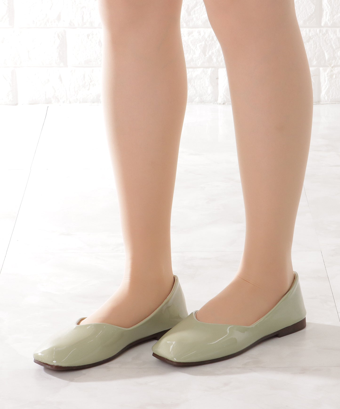 エナメル調 スクエアトゥ フラット Vカット パンプス