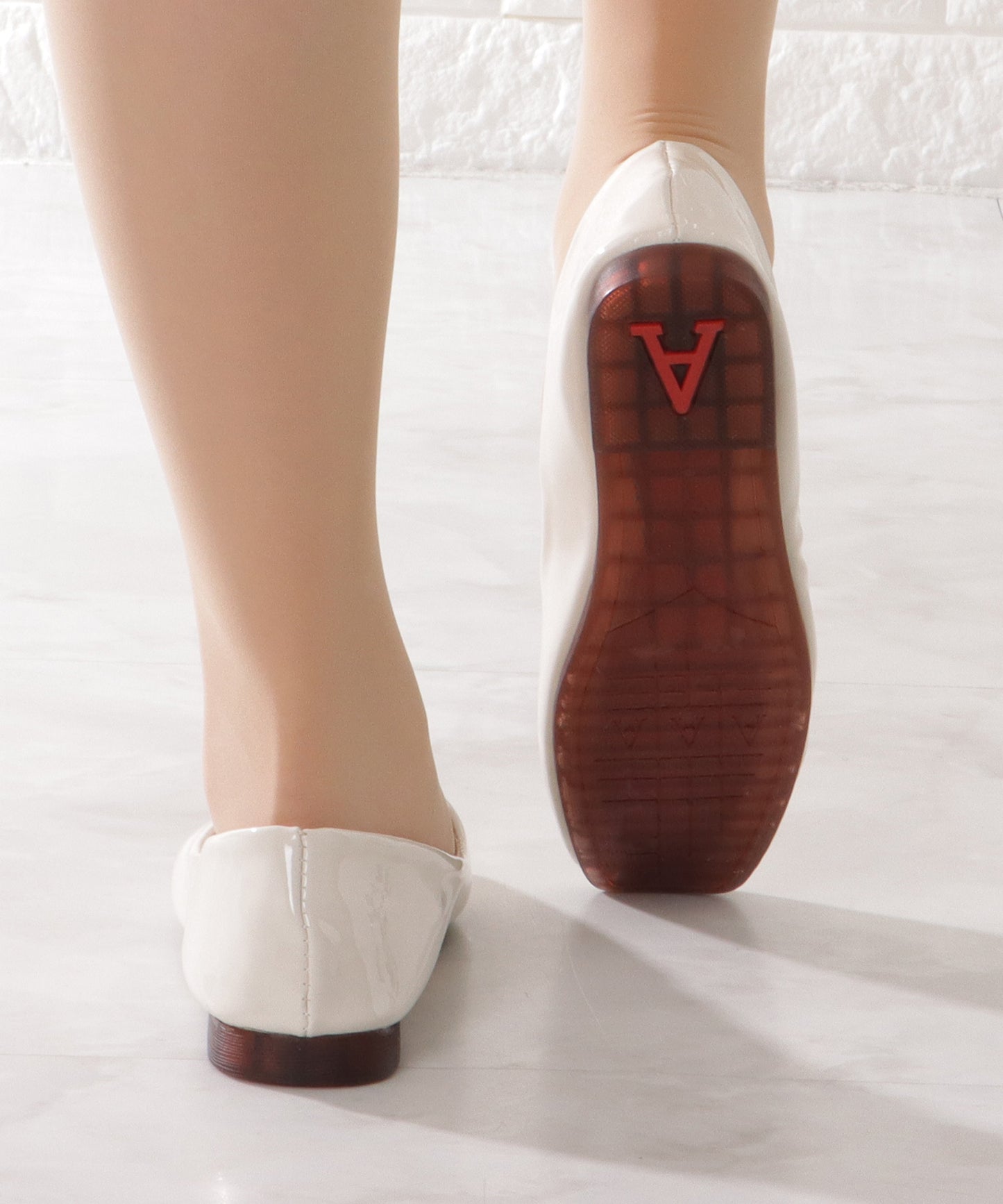 エナメル調 スクエアトゥ フラット Vカット パンプス