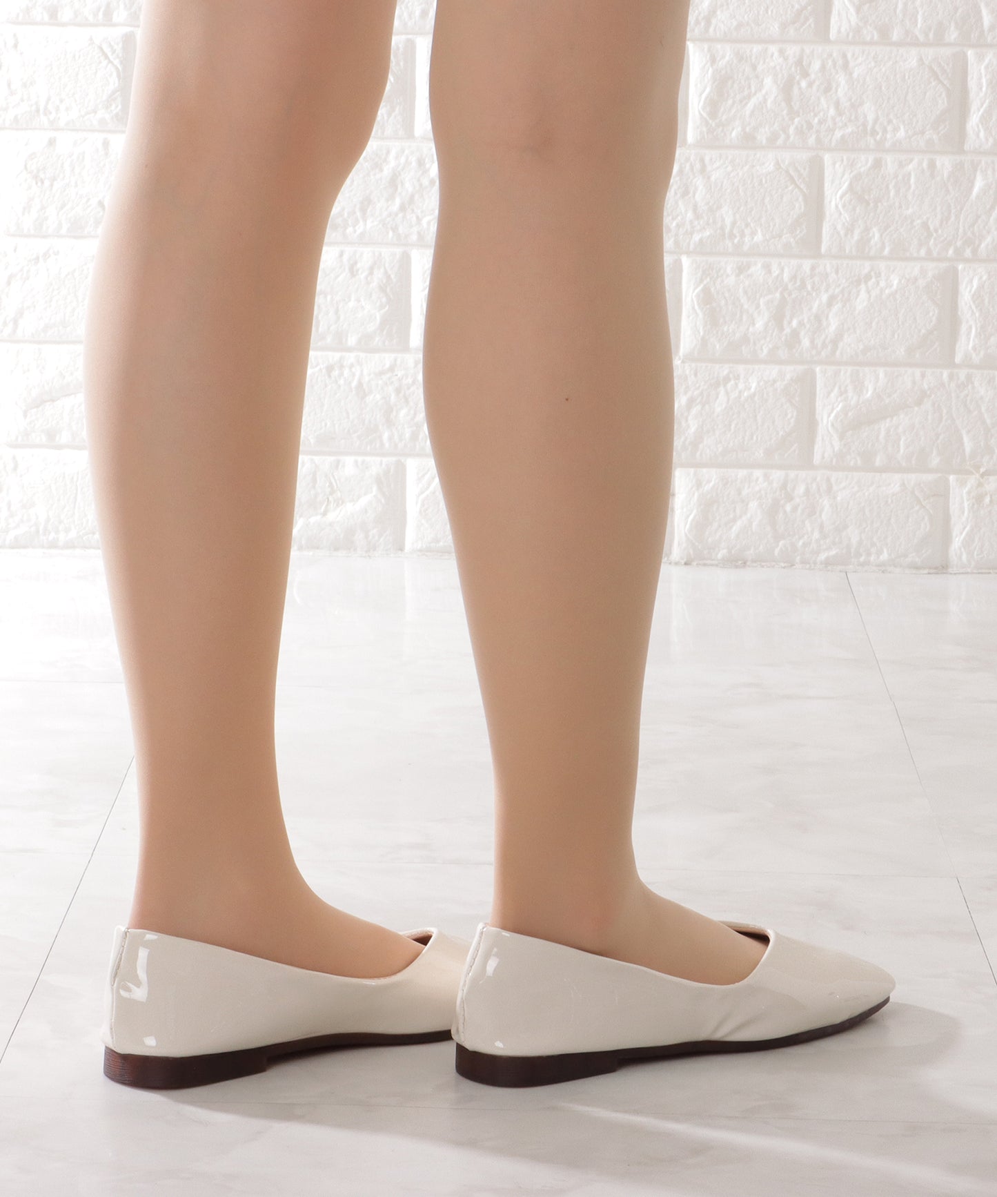 エナメル調 スクエアトゥ フラット Vカット パンプス
