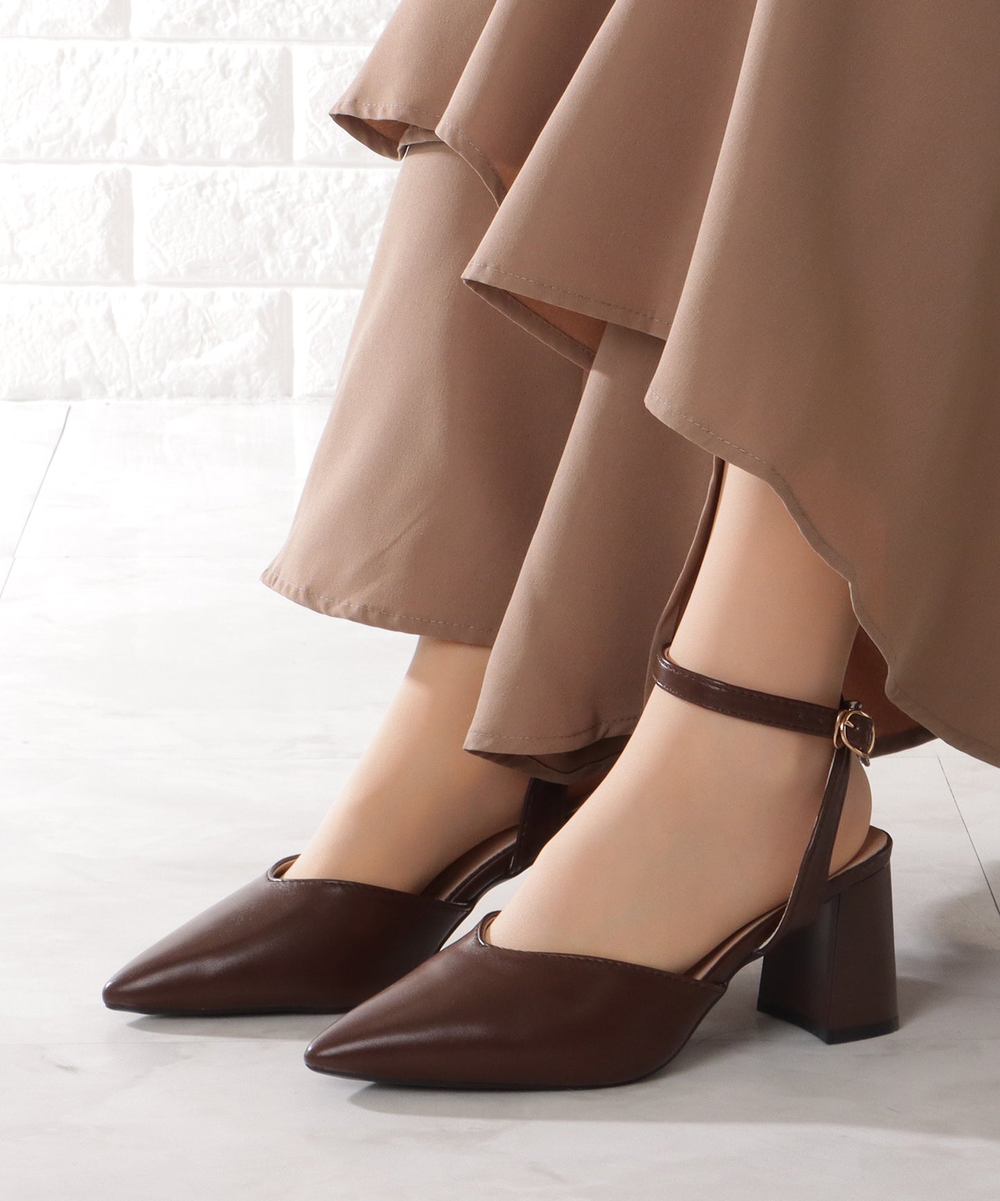 アンクルストラップ付き チャンキー サイドオープン ポインテッド パンプス