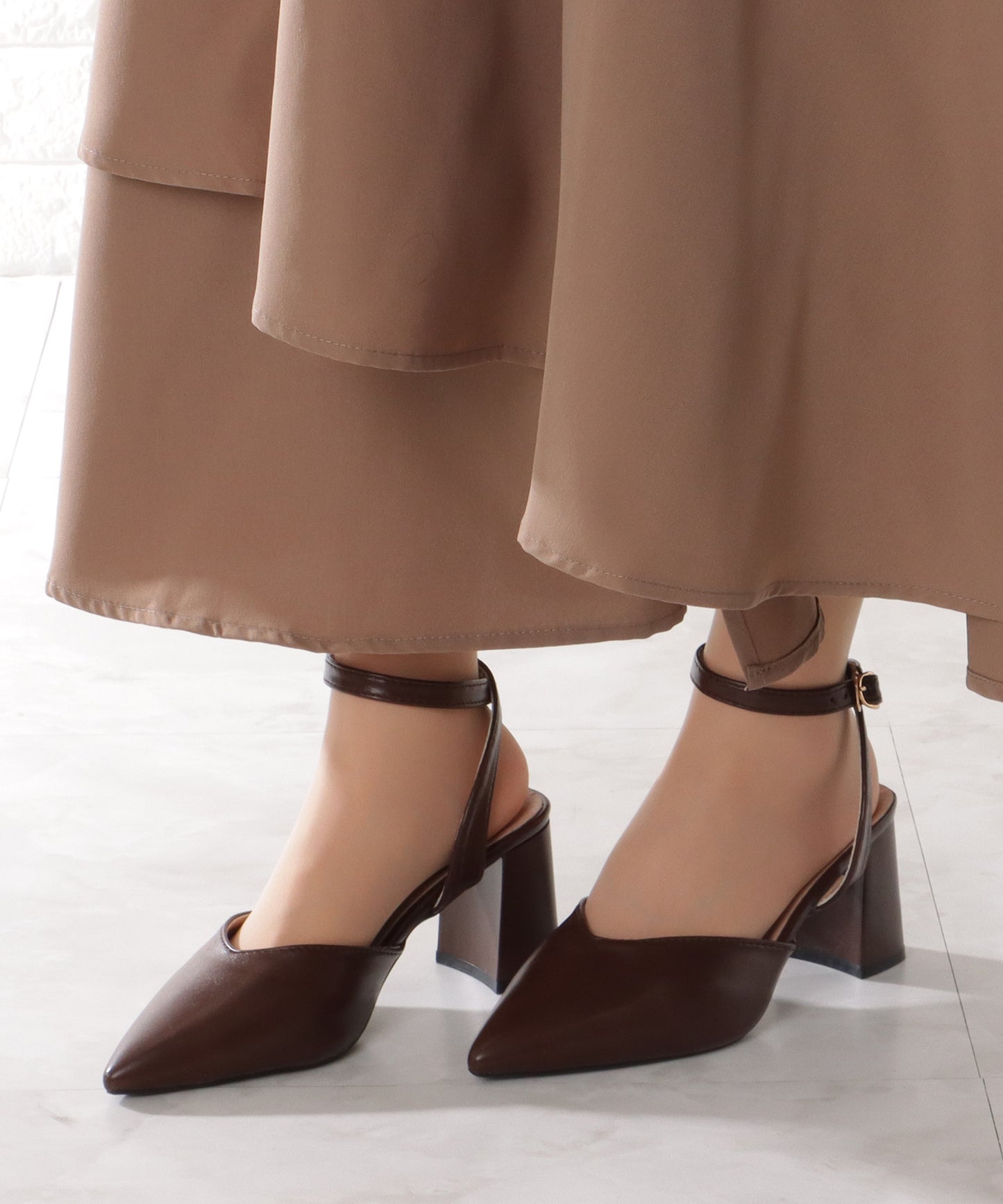 アンクルストラップ付き チャンキー サイドオープン ポインテッド パンプス