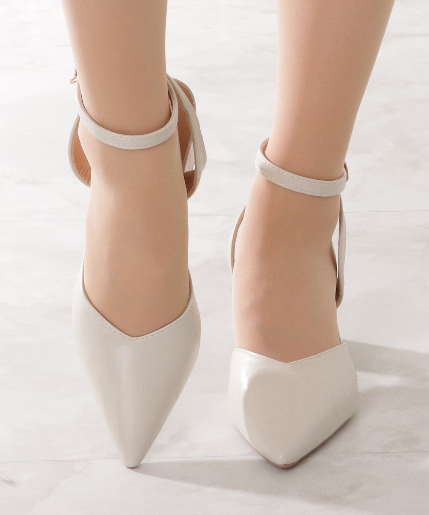 アンクルストラップ付き チャンキー サイドオープン ポインテッド パンプス