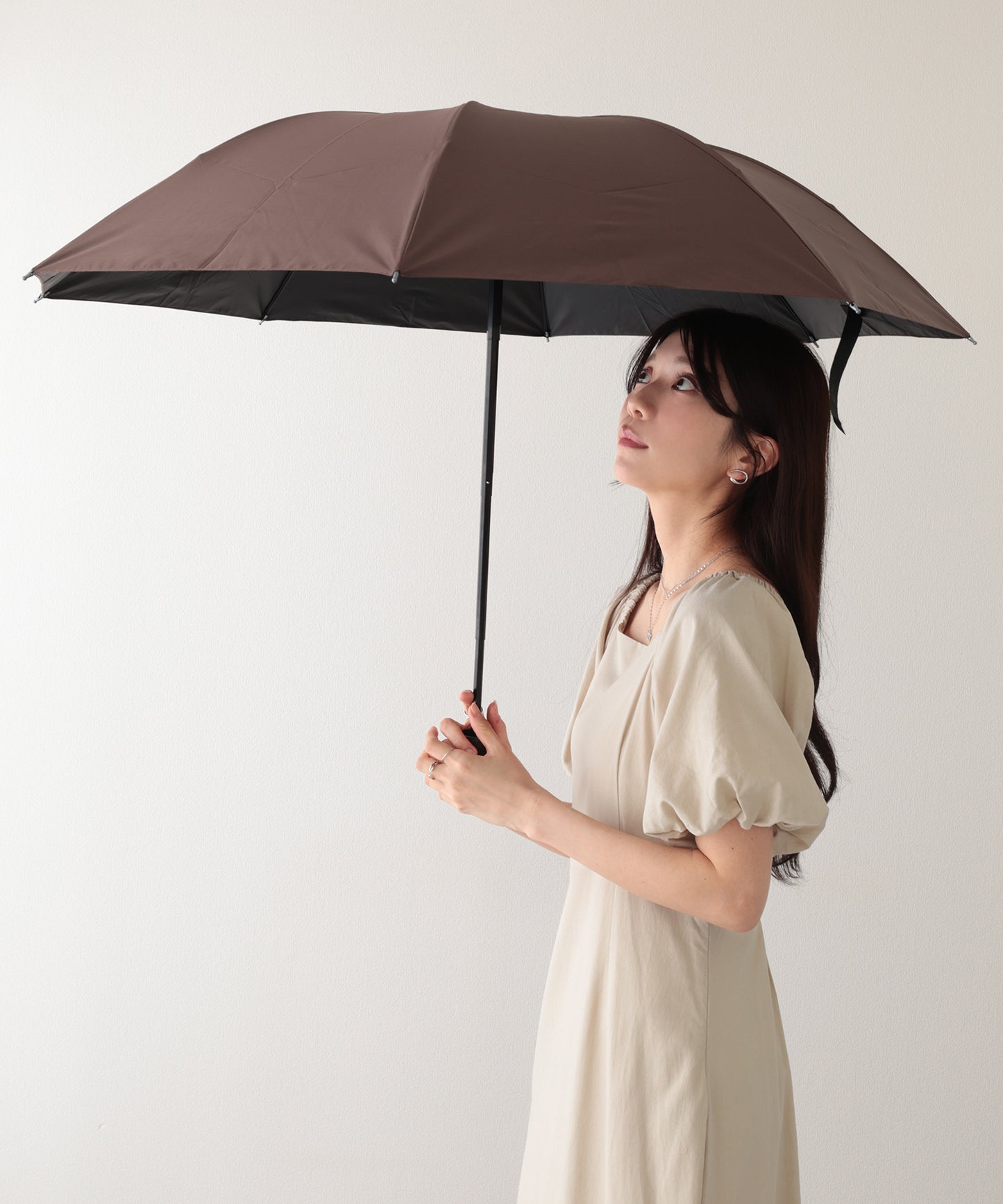 晴雨兼用 ソリッドカラー アルファベット ロゴ付き 折りたたみ傘