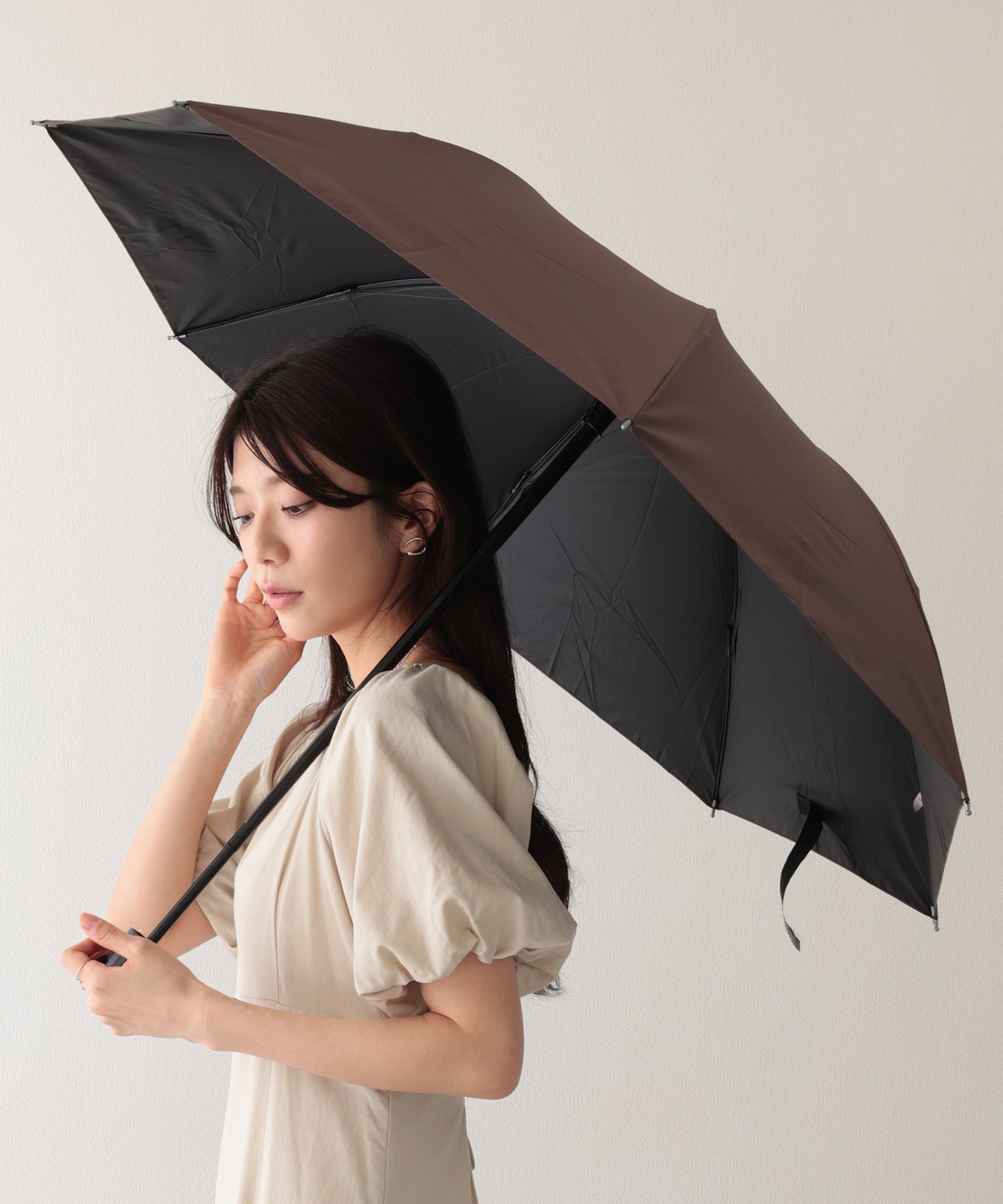 晴雨兼用 ソリッドカラー アルファベット ロゴ付き 折りたたみ傘