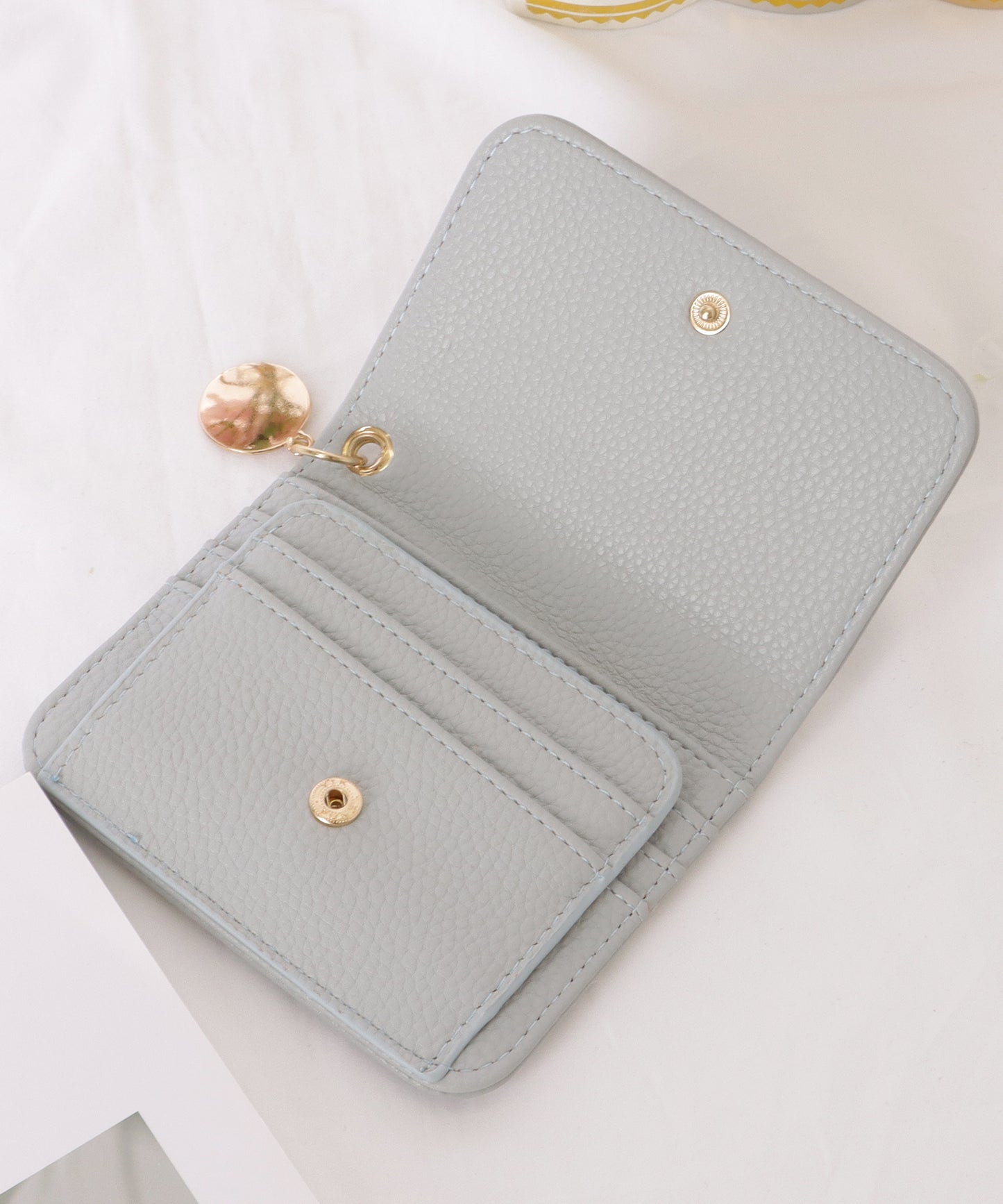 コインモチーフ付き レザー調 コンパクト 折りたたみ カード入れ