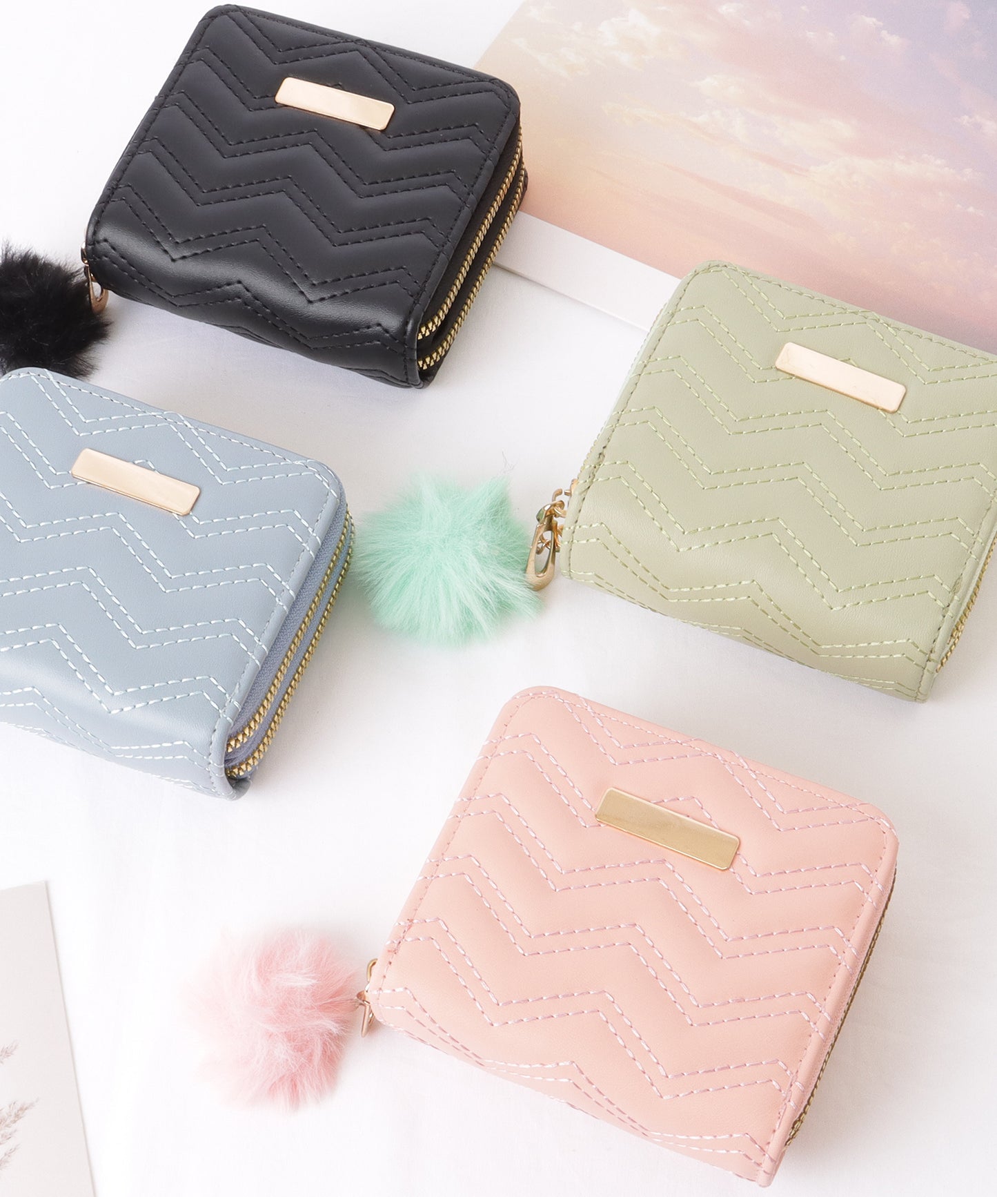ファー チャーム付き ジグザグ ステッチ コンパクト ウォレット