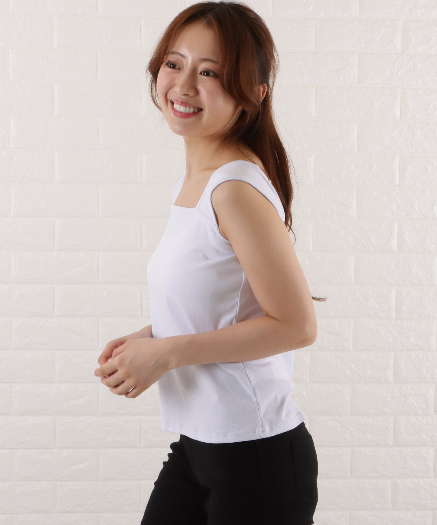 スクエアネックタンクトップ