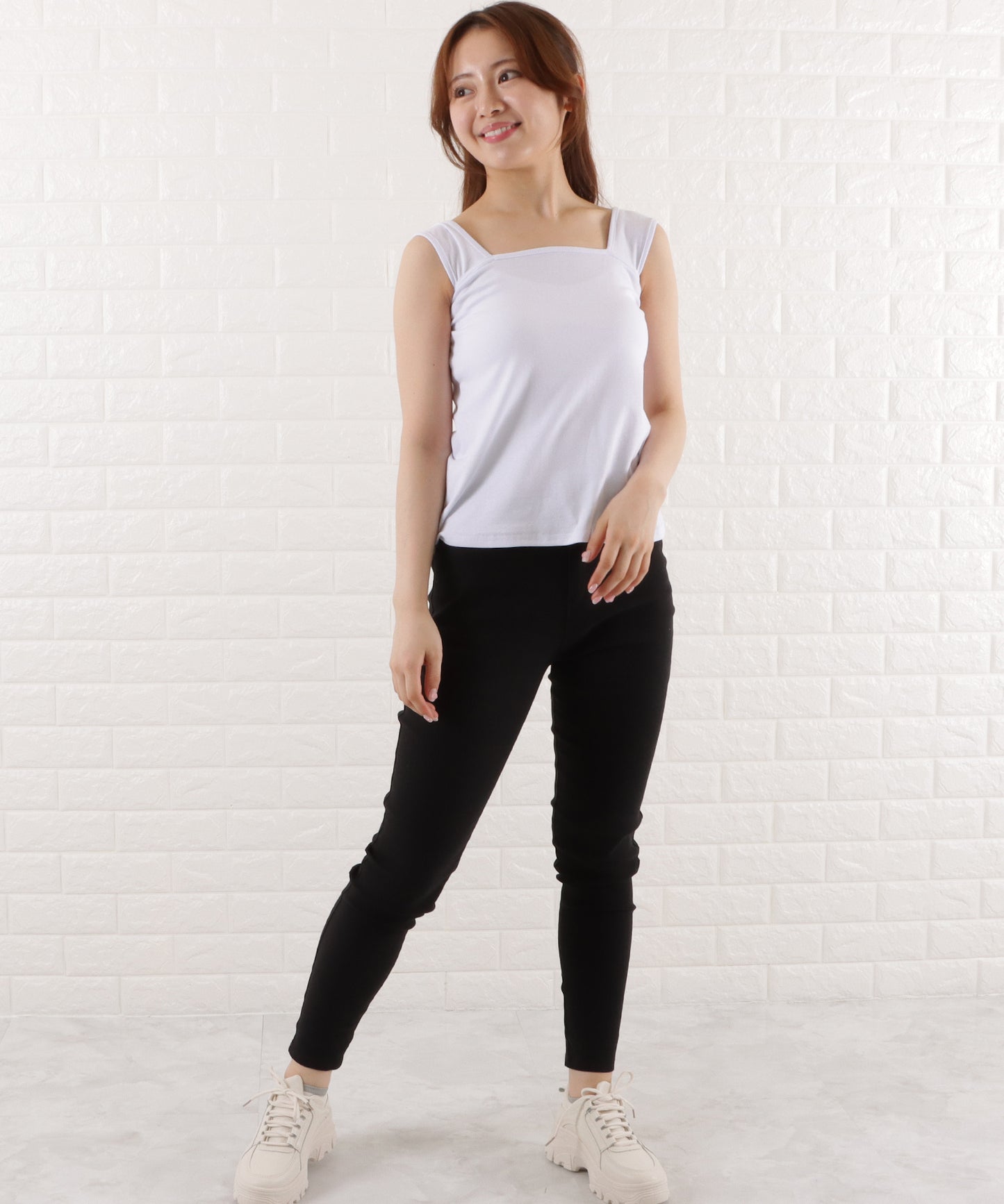 スクエアネックタンクトップ