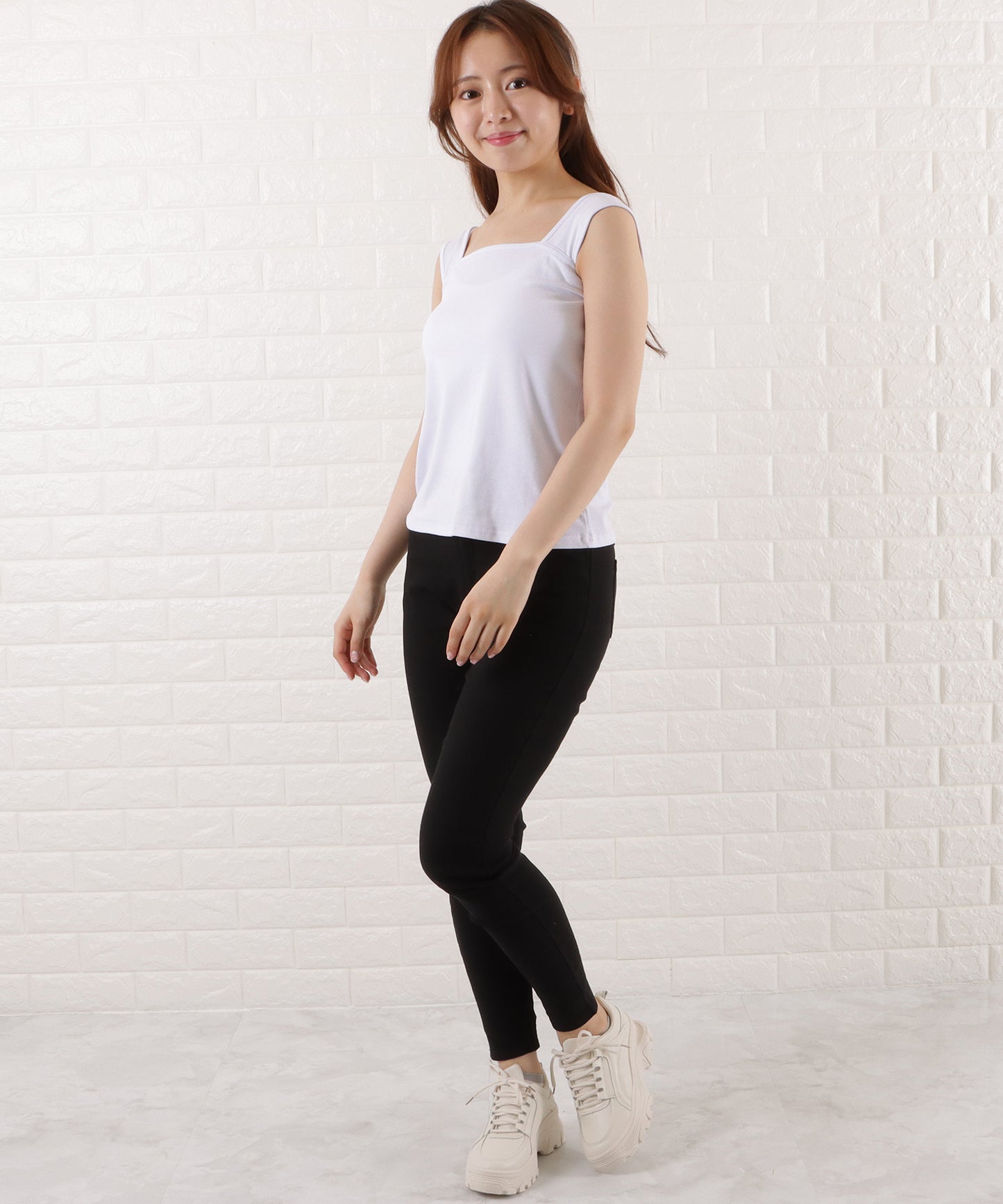 スクエアネックタンクトップ