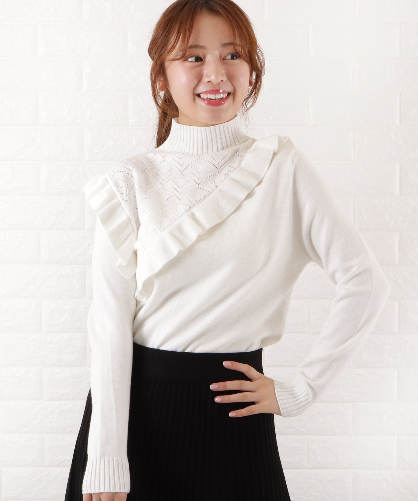 フリルハイネックニット