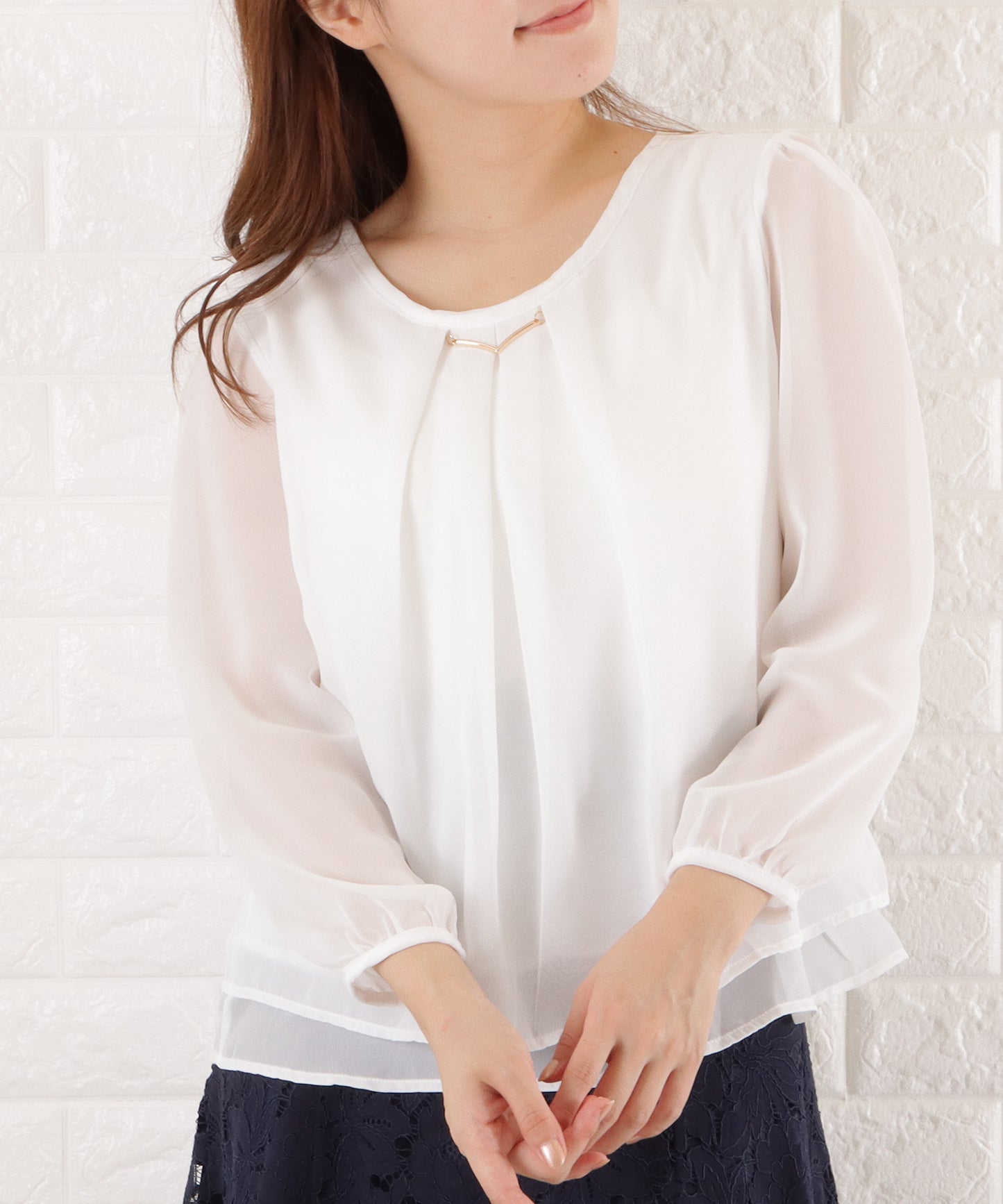 バーアクセ付きシフォンブラウス