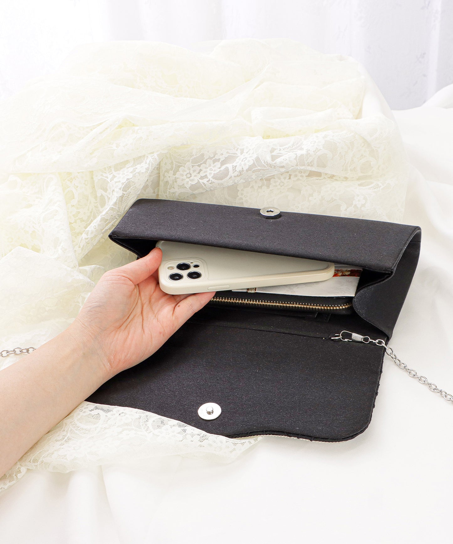 ビジューフレームサテンプリーツクラッチバッグ